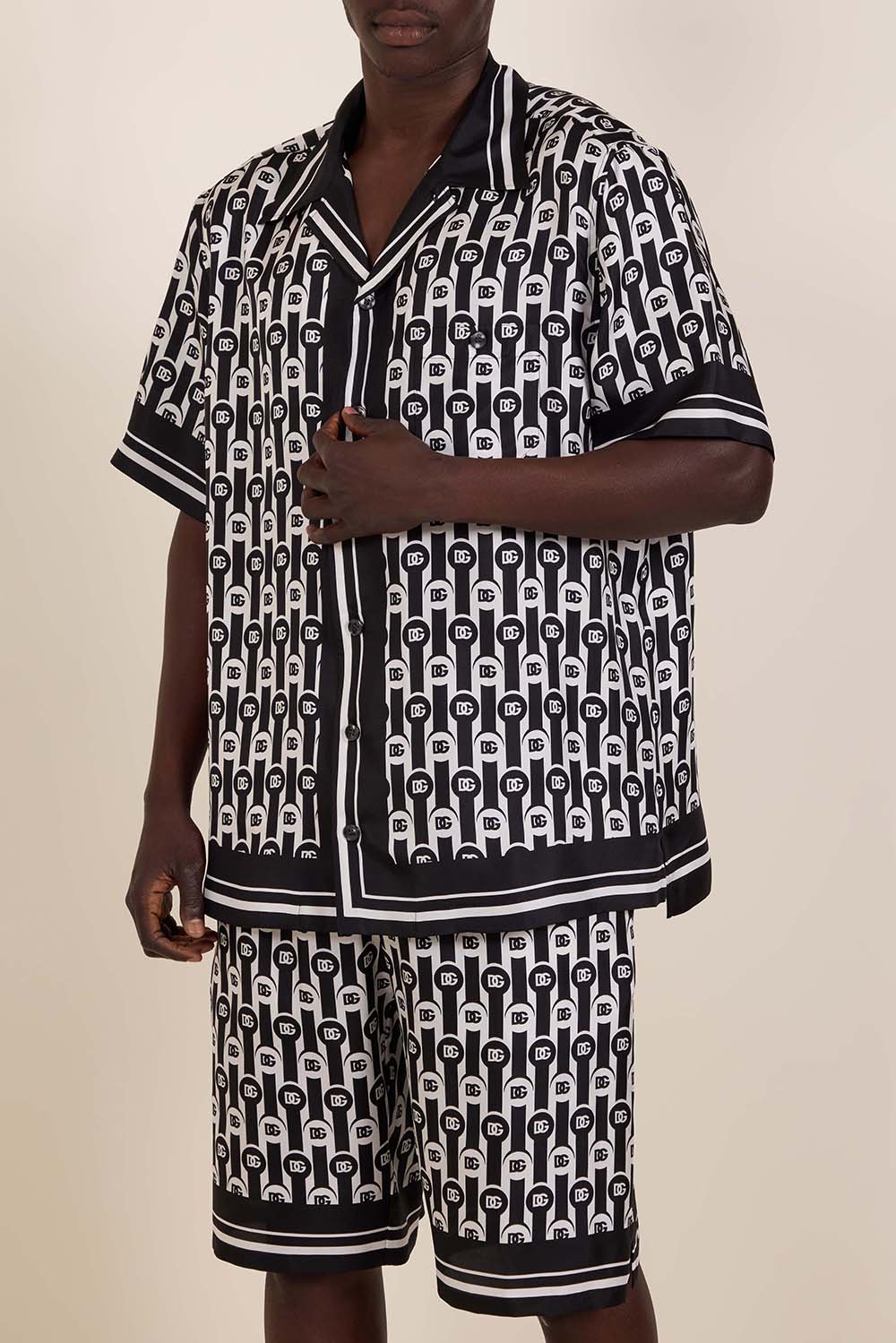 תמונת דוגמן קידמית של חולצת כפתורים