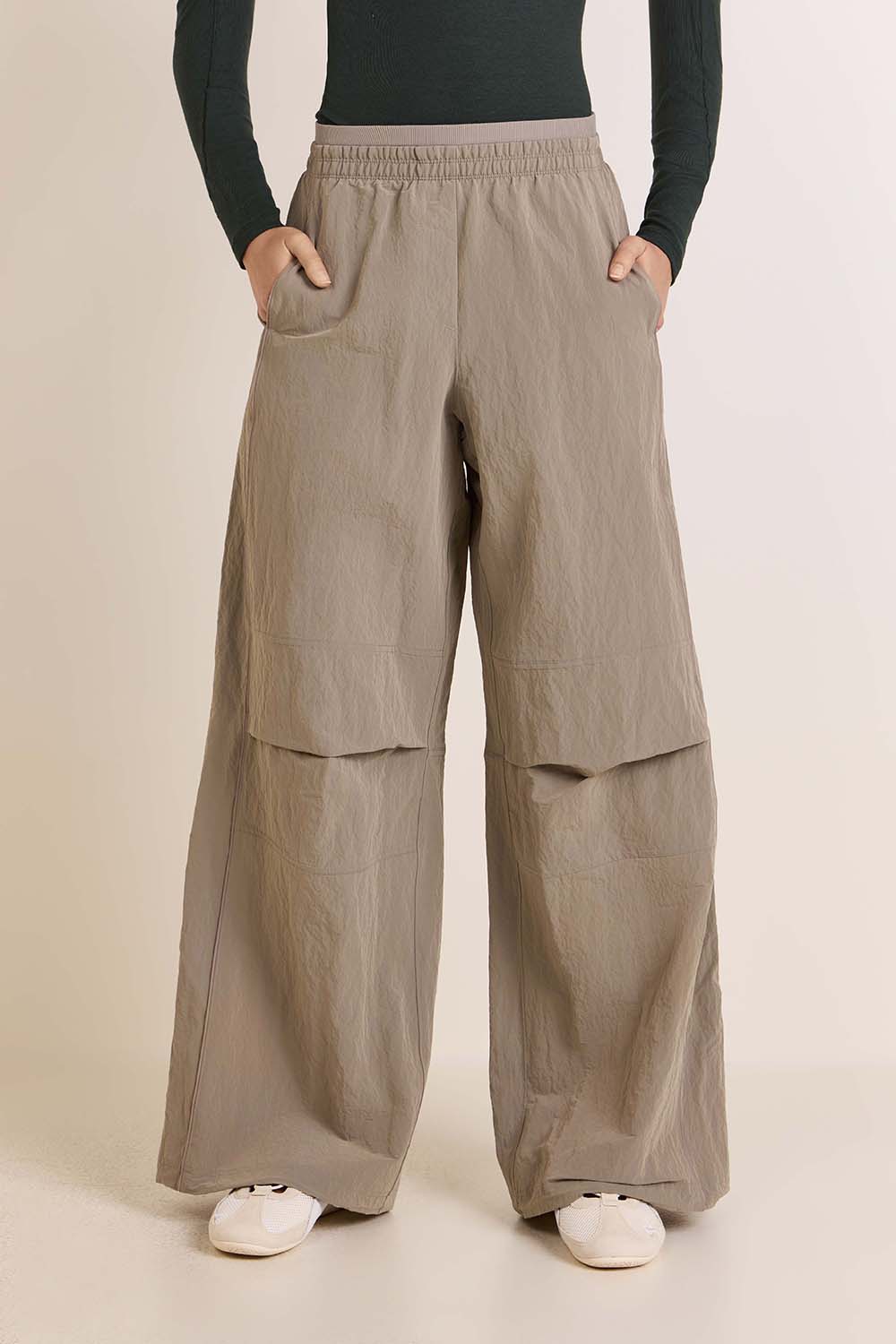 תמונת דוגמן קידמית של Crinkle Nylon Relaxed Parachute Pant