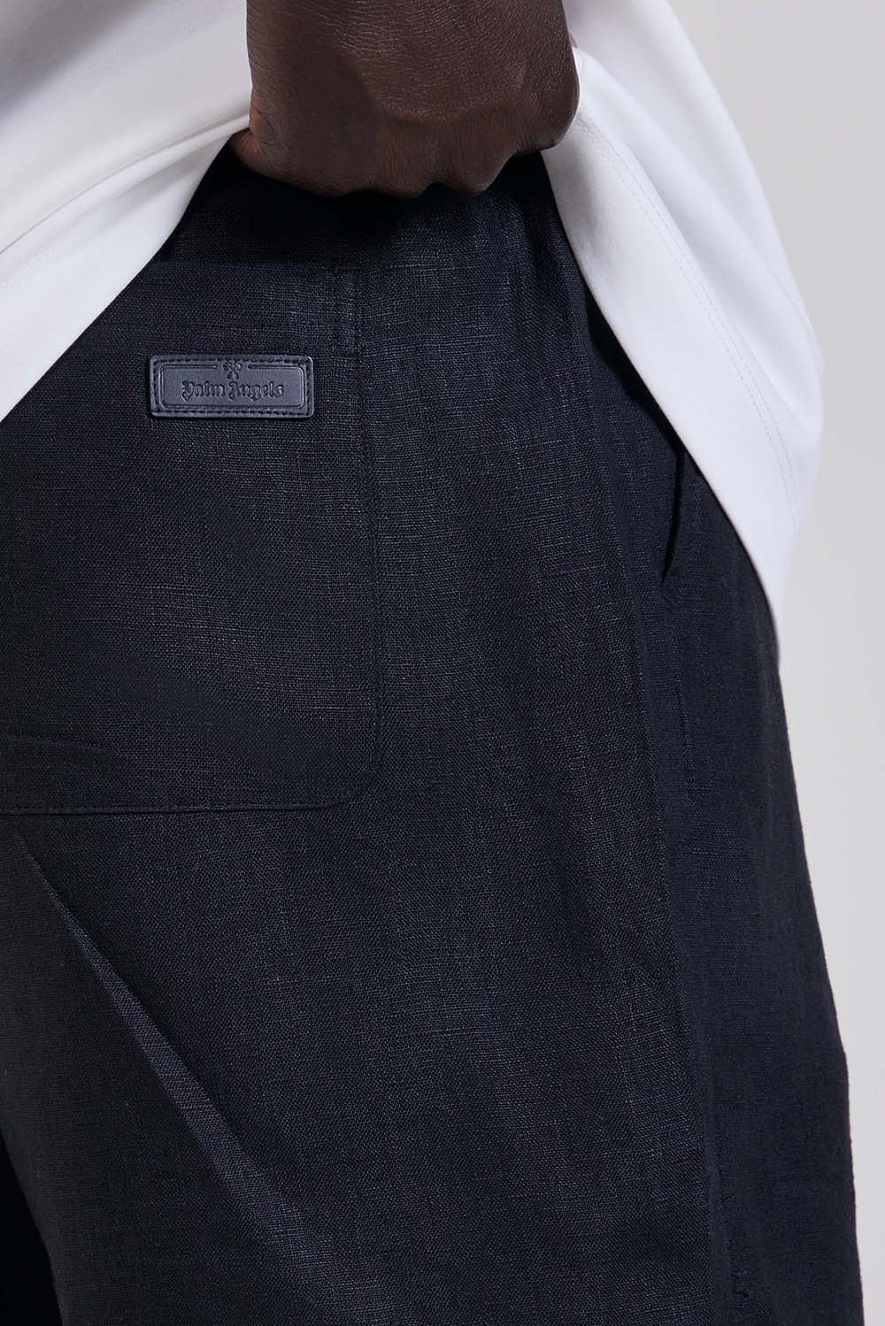 תמונת תקריב דוגמן של מכנסי פשתן קצרים