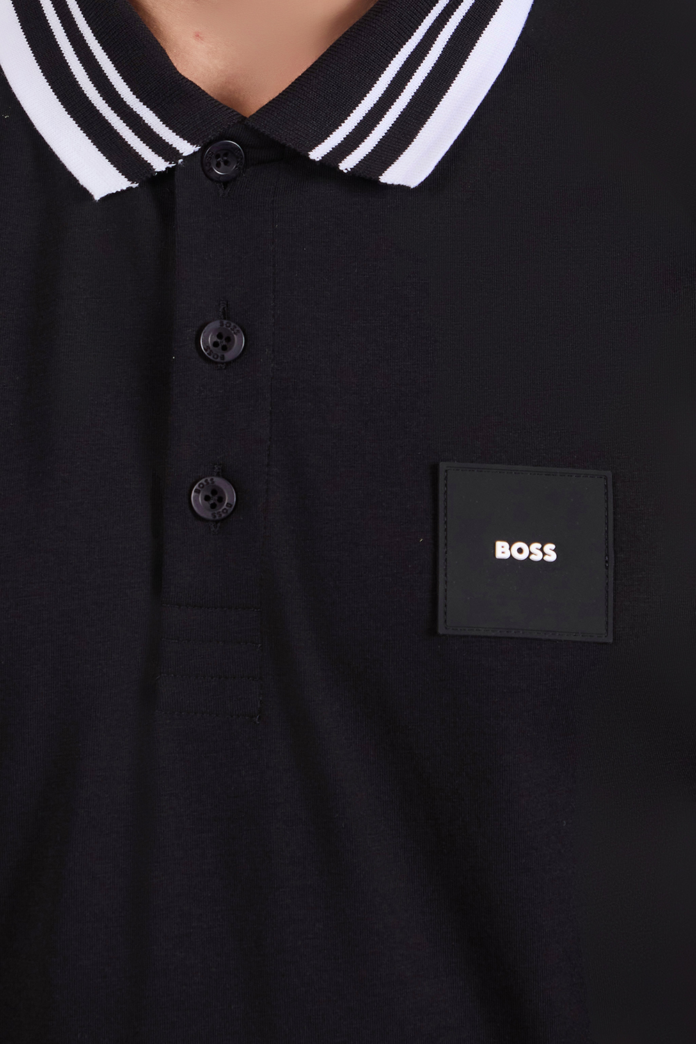 תמונת תקריב דוגמן של חולצת פולו