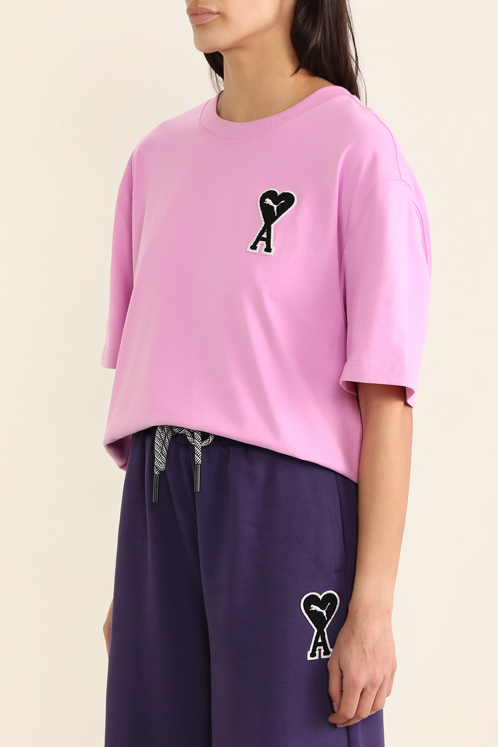 תמונת דוגמן קידמית של פומה X אמי חולצת טי מכותנה אורגנית