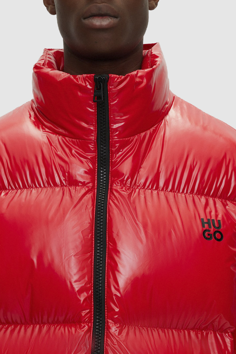 תמונת תקריב דוגמן של מעיל אדום עם לוגו