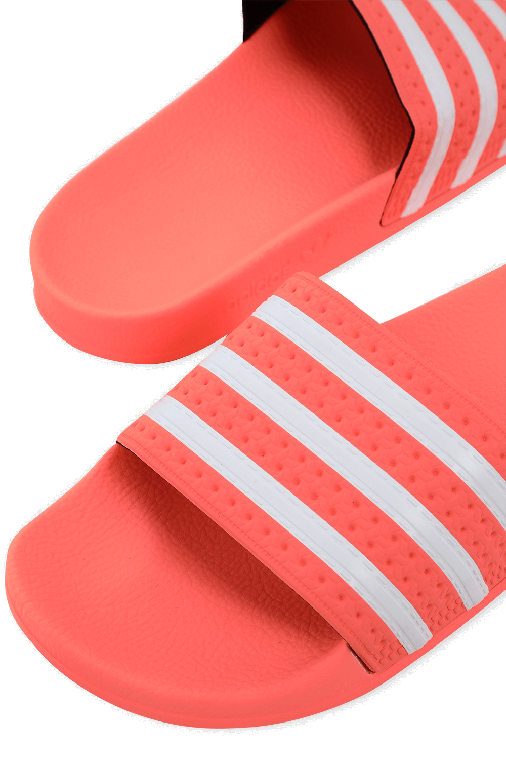 תמונת תקריב של כפכפי סליידס סטריפ כתומות