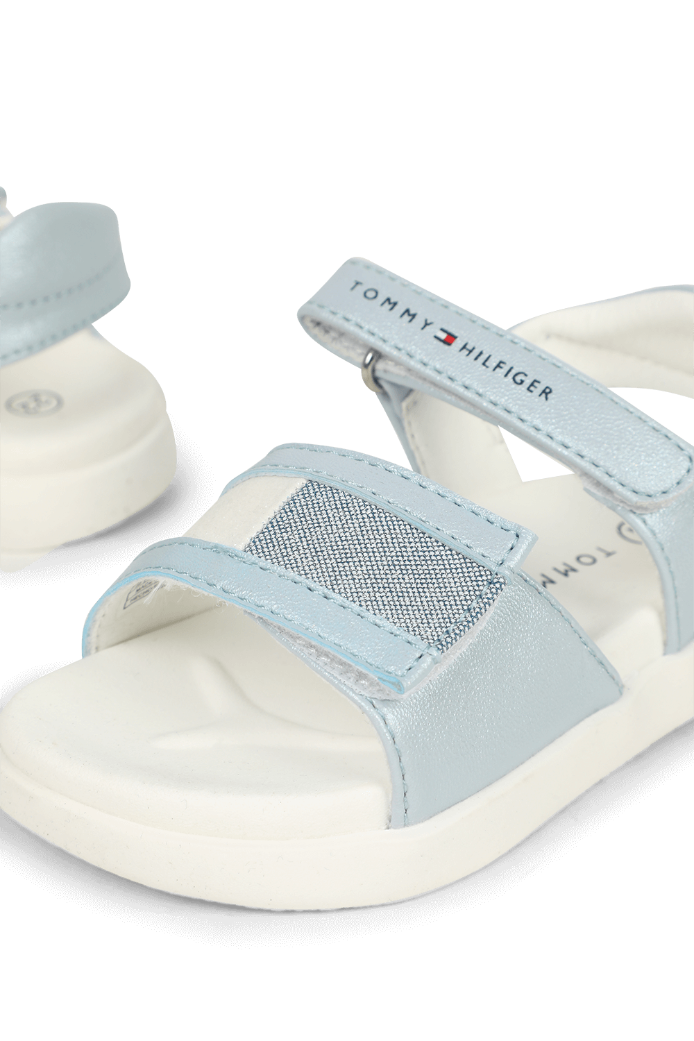 תמונת תקריב של מידות 20-23 סנדלים תכלת עם רצועה מנצנצת