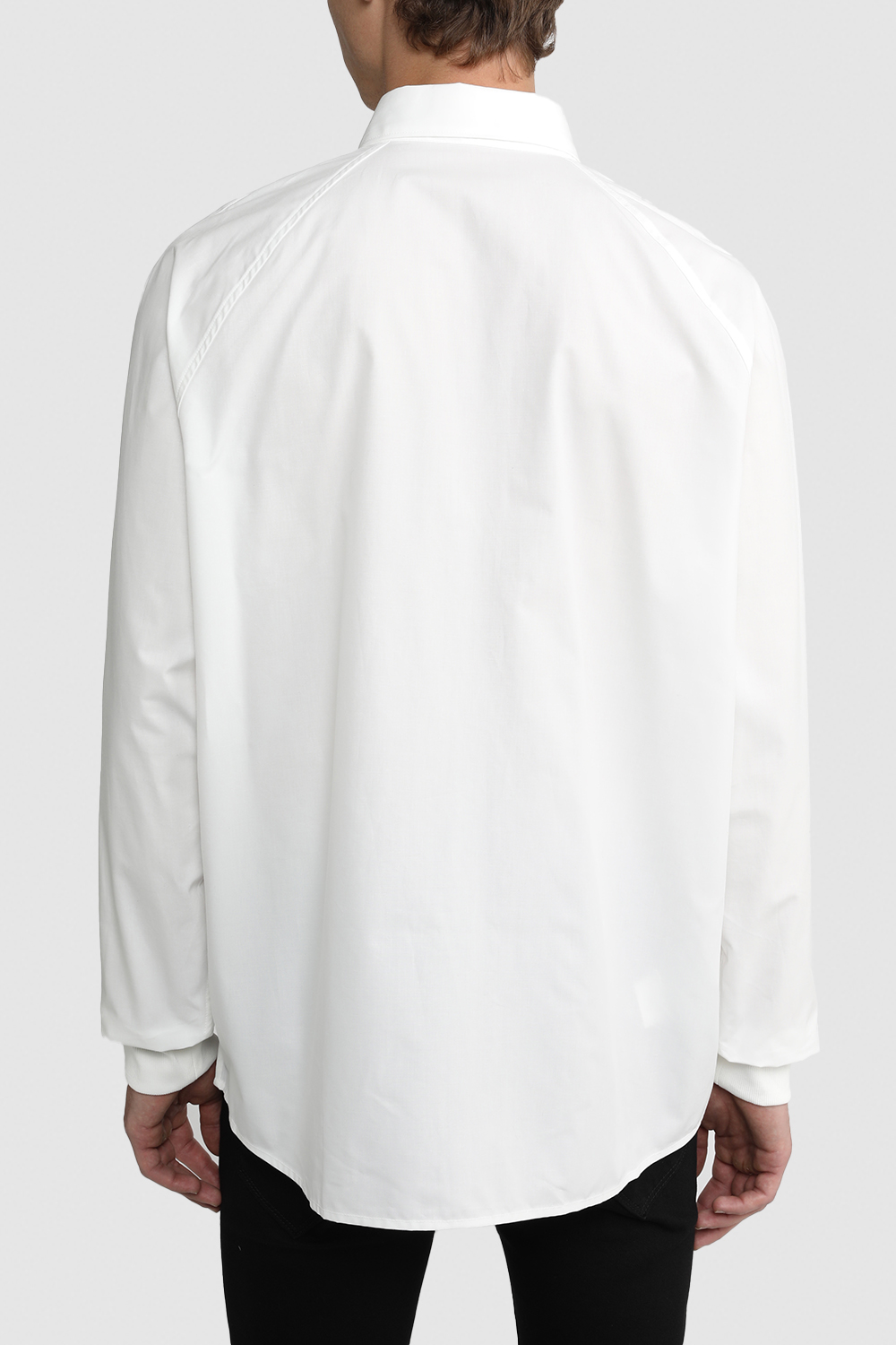 תמונת דוגמן אחורית של חולצה מכופתרת