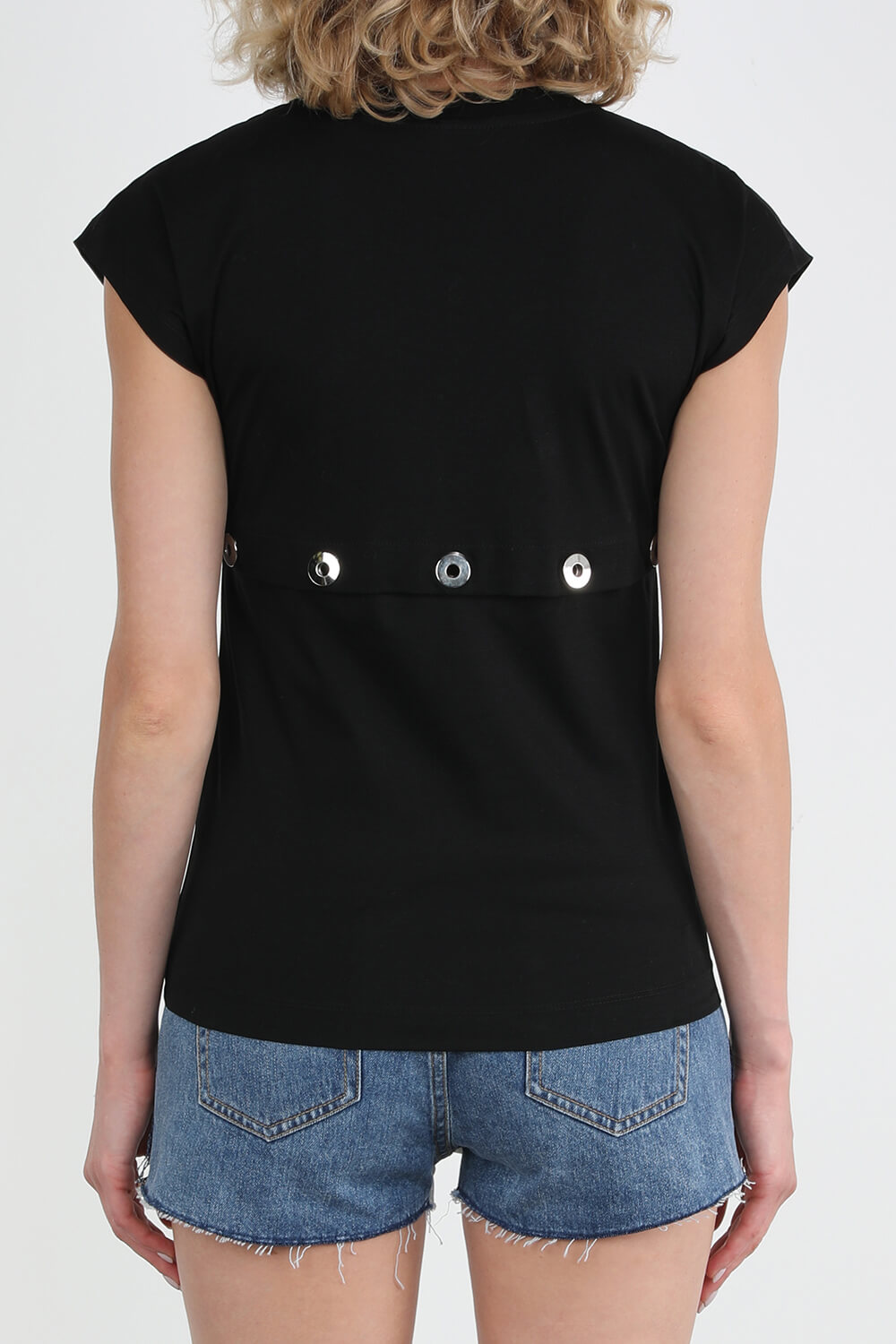 תמונת דוגמן אחורית של חולצת טי שחורה עם כפתורים כסופים
