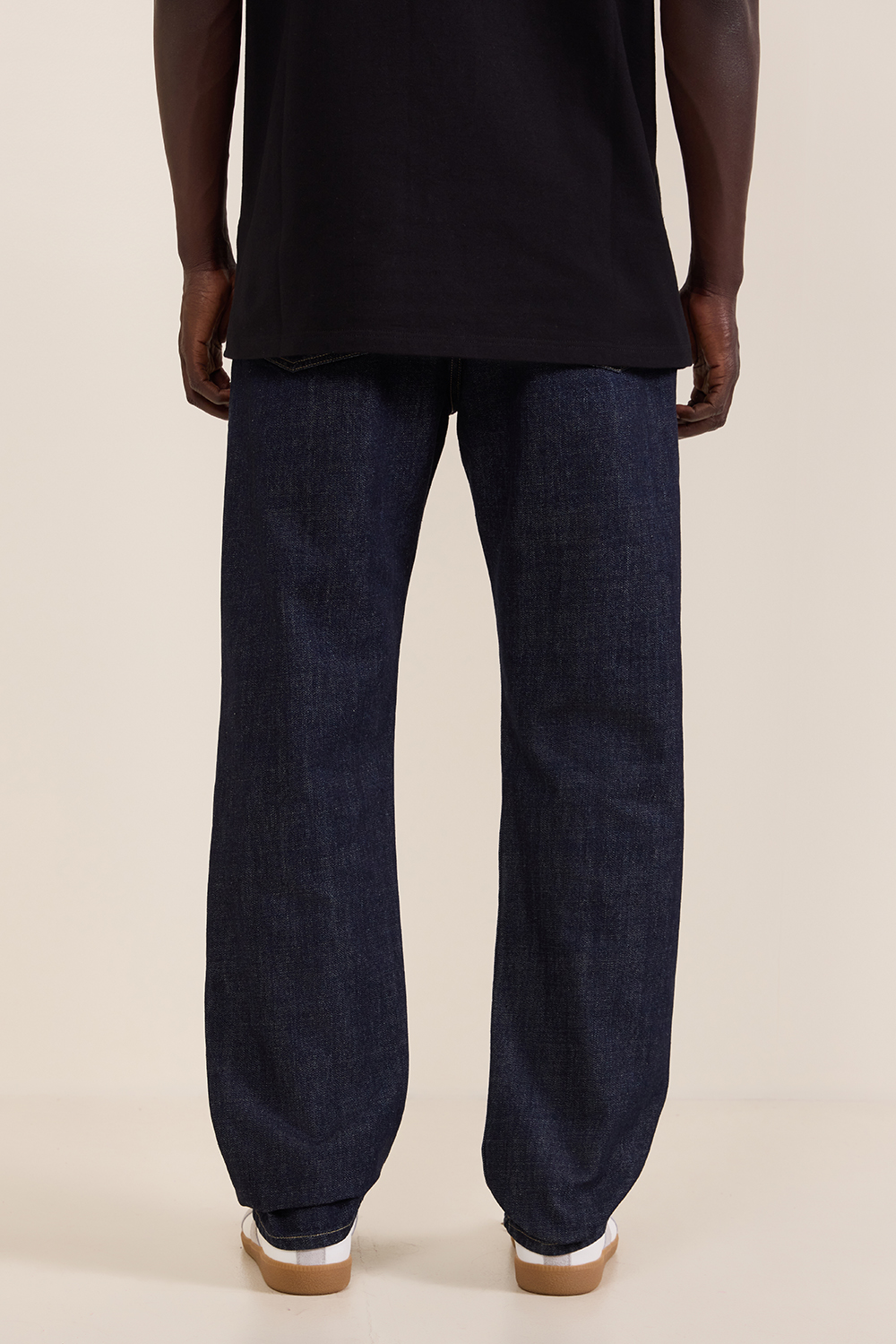 תמונת דוגמן אחורית של מכנסי ג'ינס ישרים