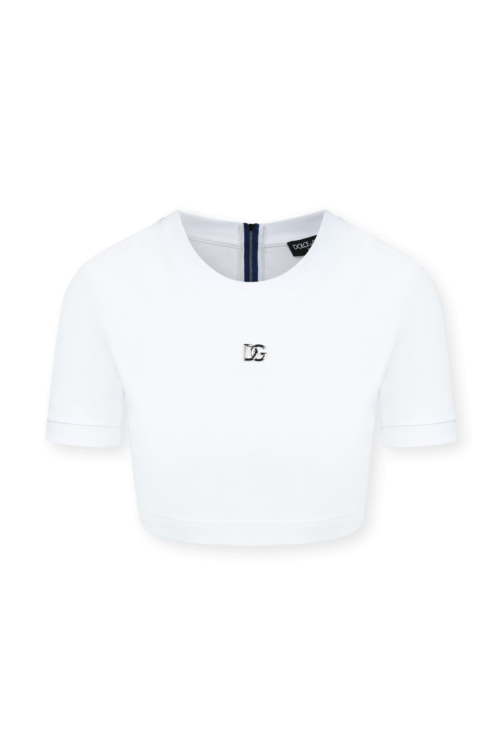 תמונה קידמית של חולצת קרופ לבנה עם לוגו מטאלי