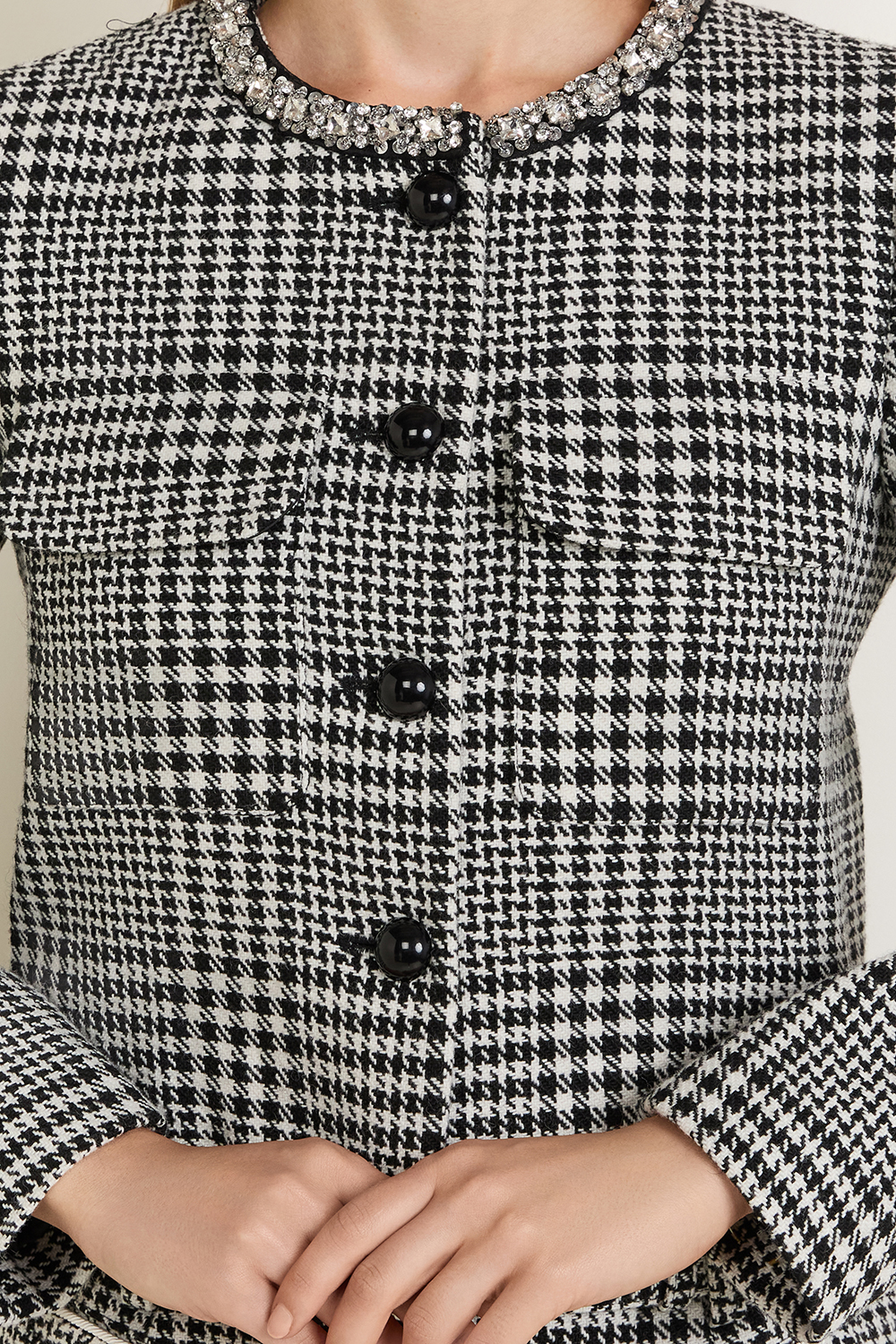 תמונת תקריב דוגמן של ז'קט קרופ