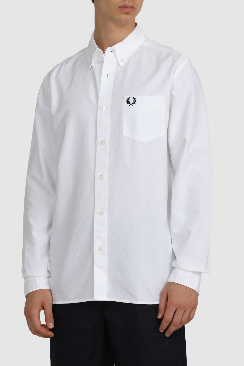 תמונת דוגמן קידמית של חולצת כפתורים אוקספורד