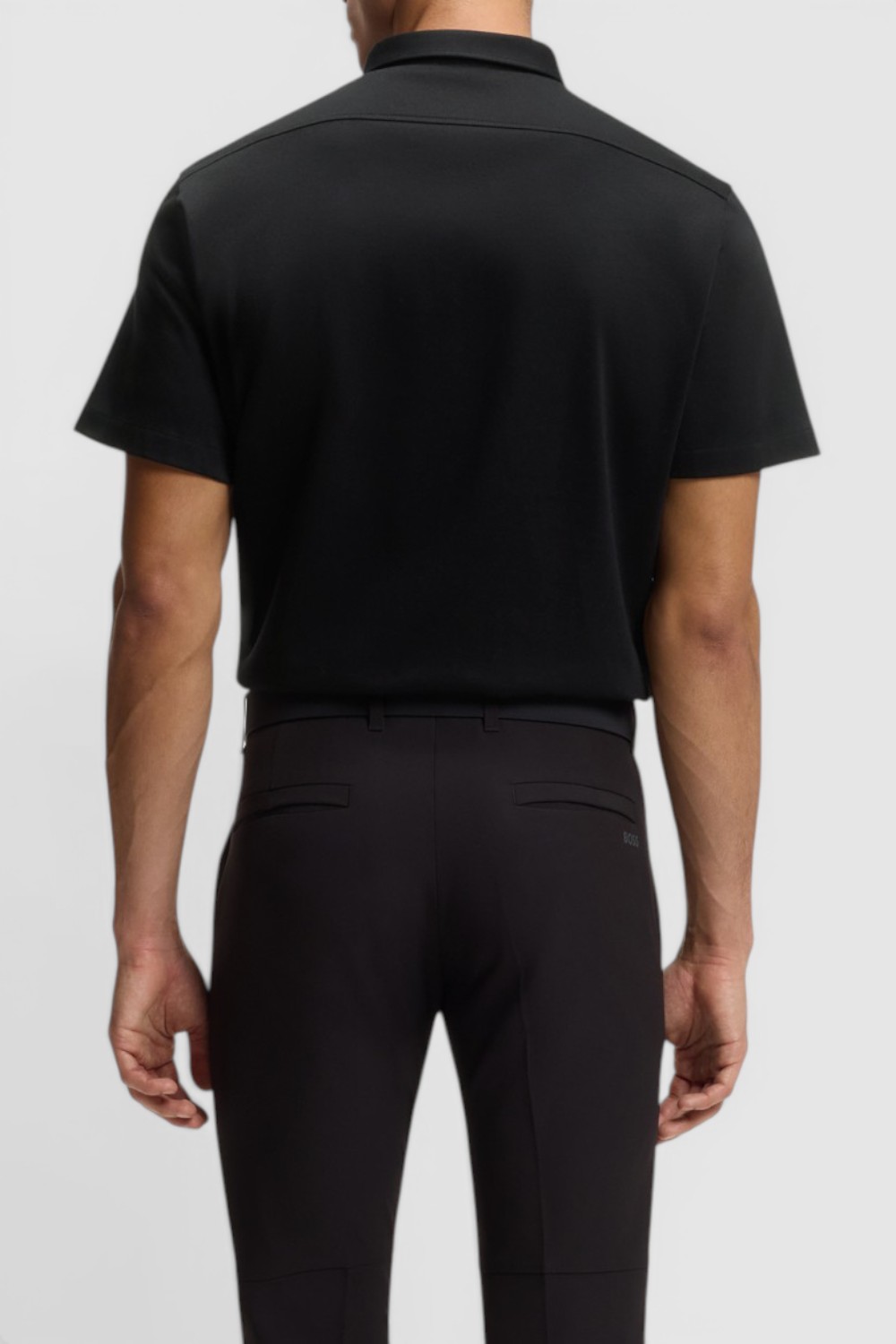 תמונת דוגמן אחורית של חולצה מכופתרת שרוול קצר