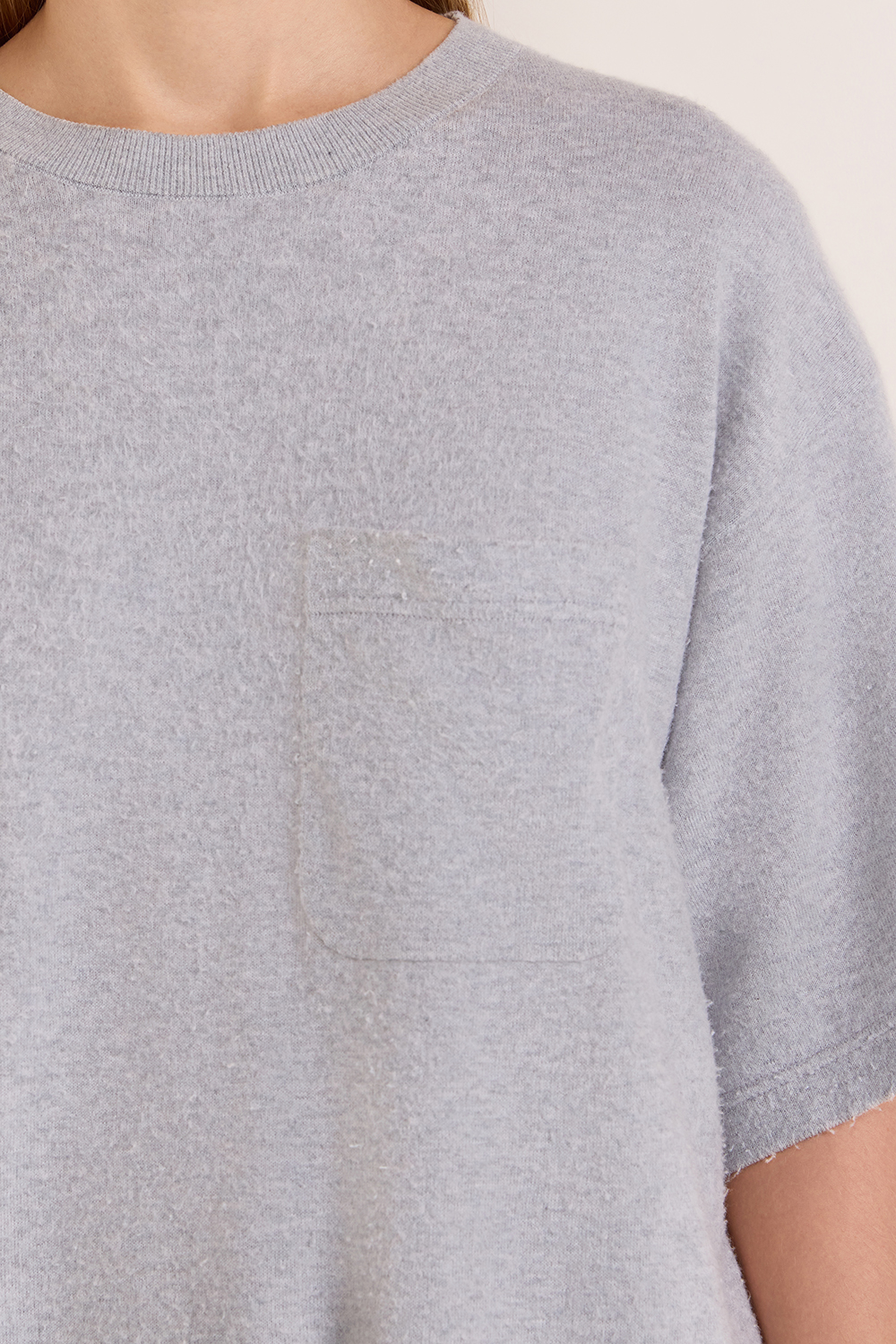 תמונת תקריב דוגמן של חולצת טי אוברסייז