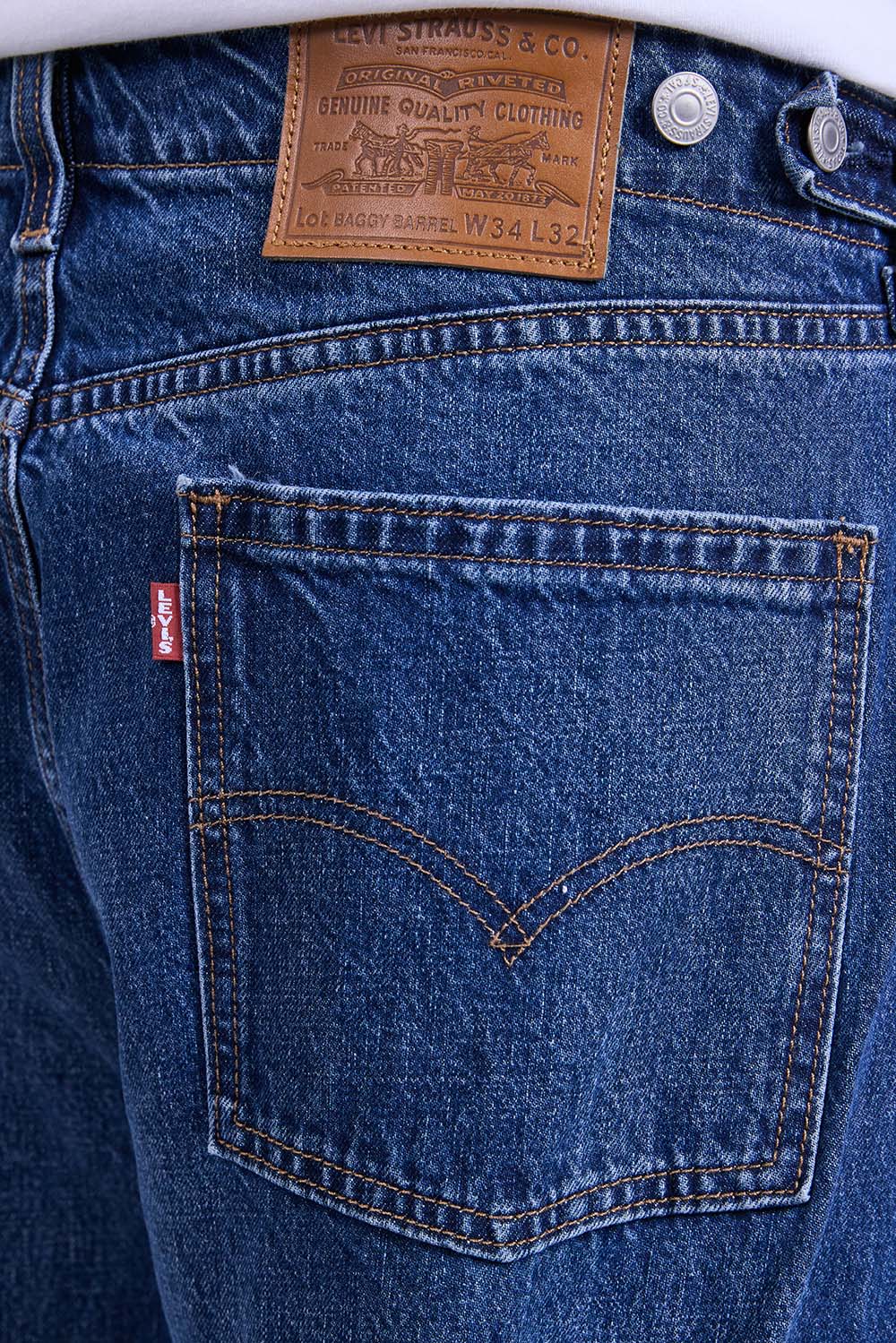 תמונת תקריב דוגמן של מכנסי ג`ינס באגי בארל