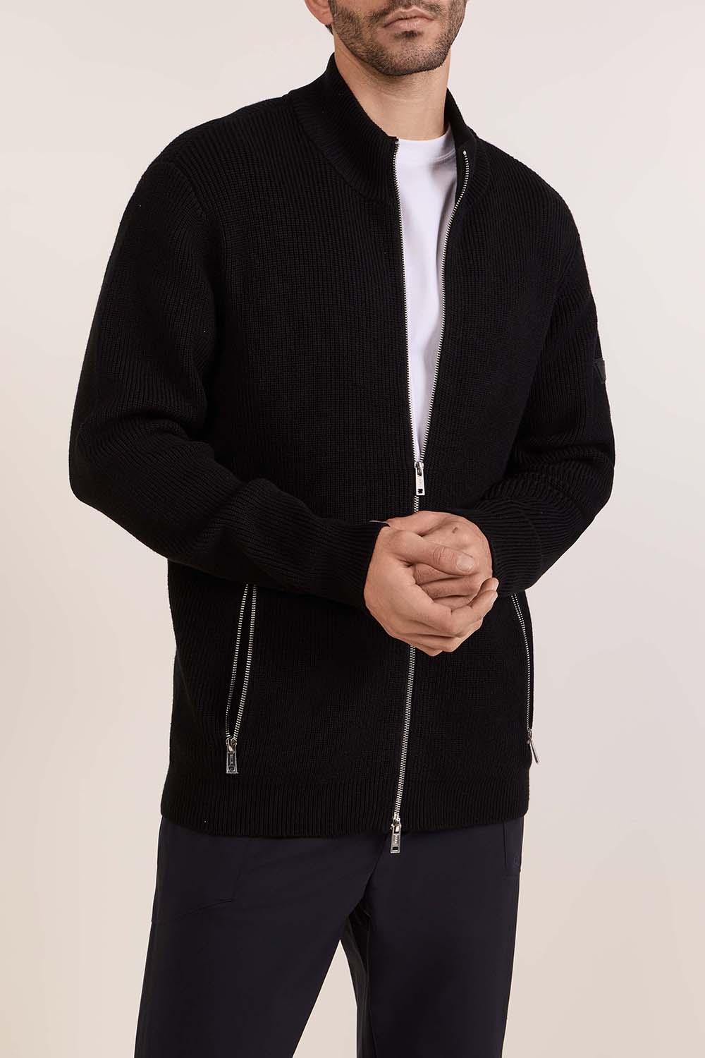 תמונת דוגמן קידמית של סריג עם רוכסן