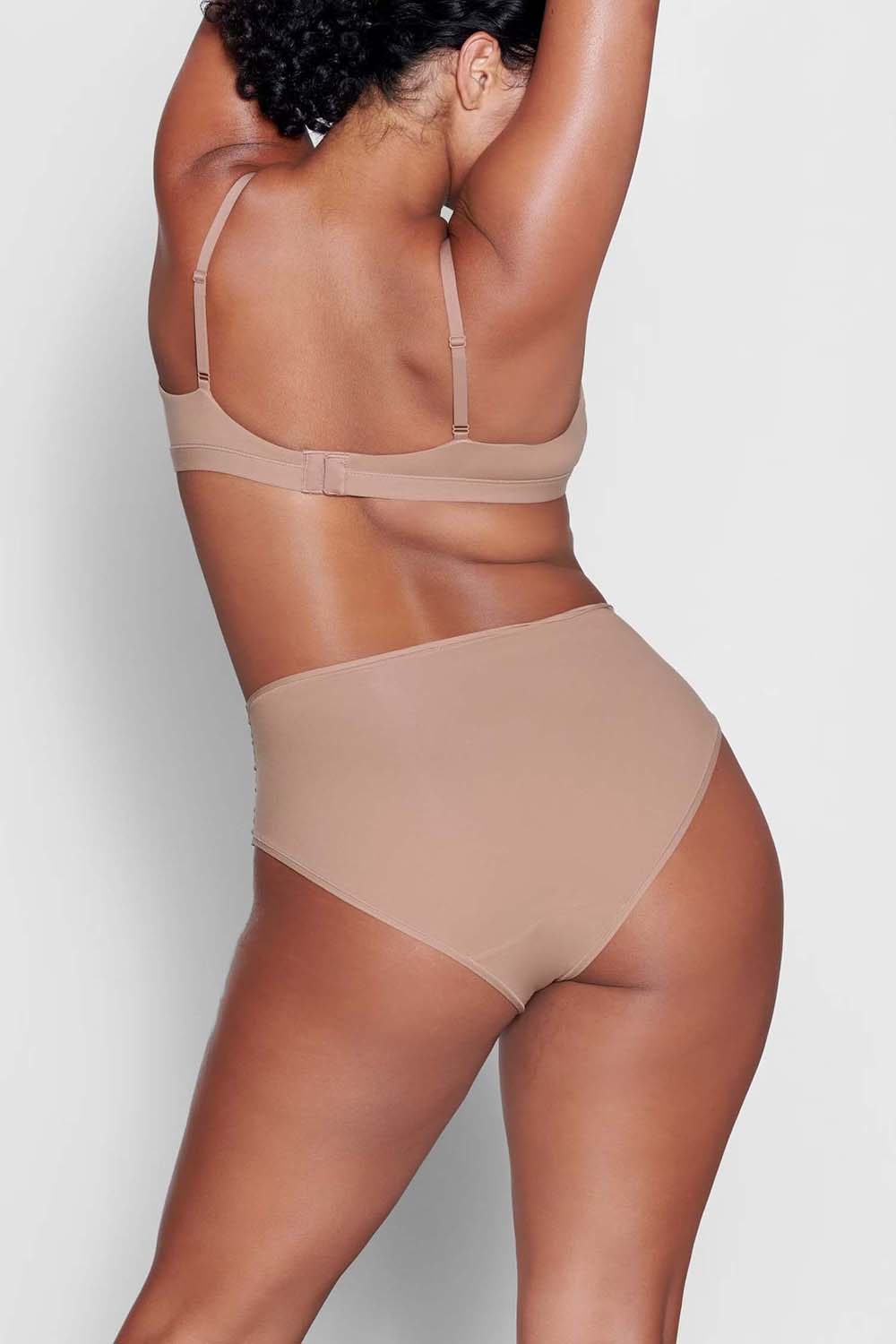 תמונת דוגמן אחורית של CROSSOVER BRALETTE