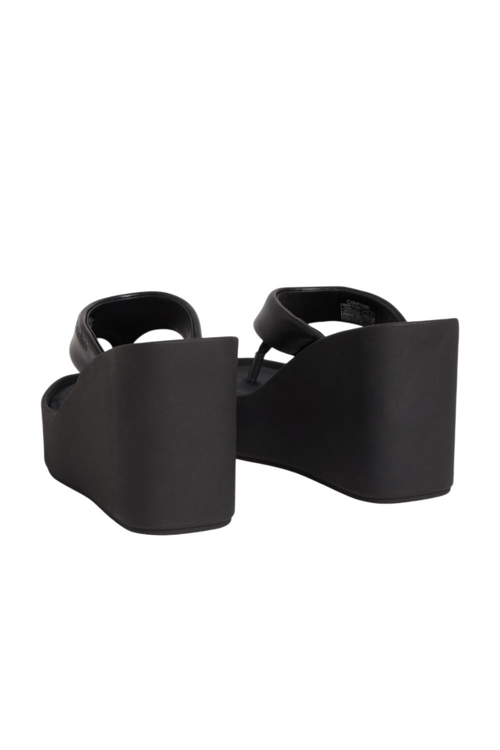 תמונת תקריב של כפכפי פלטפורמה