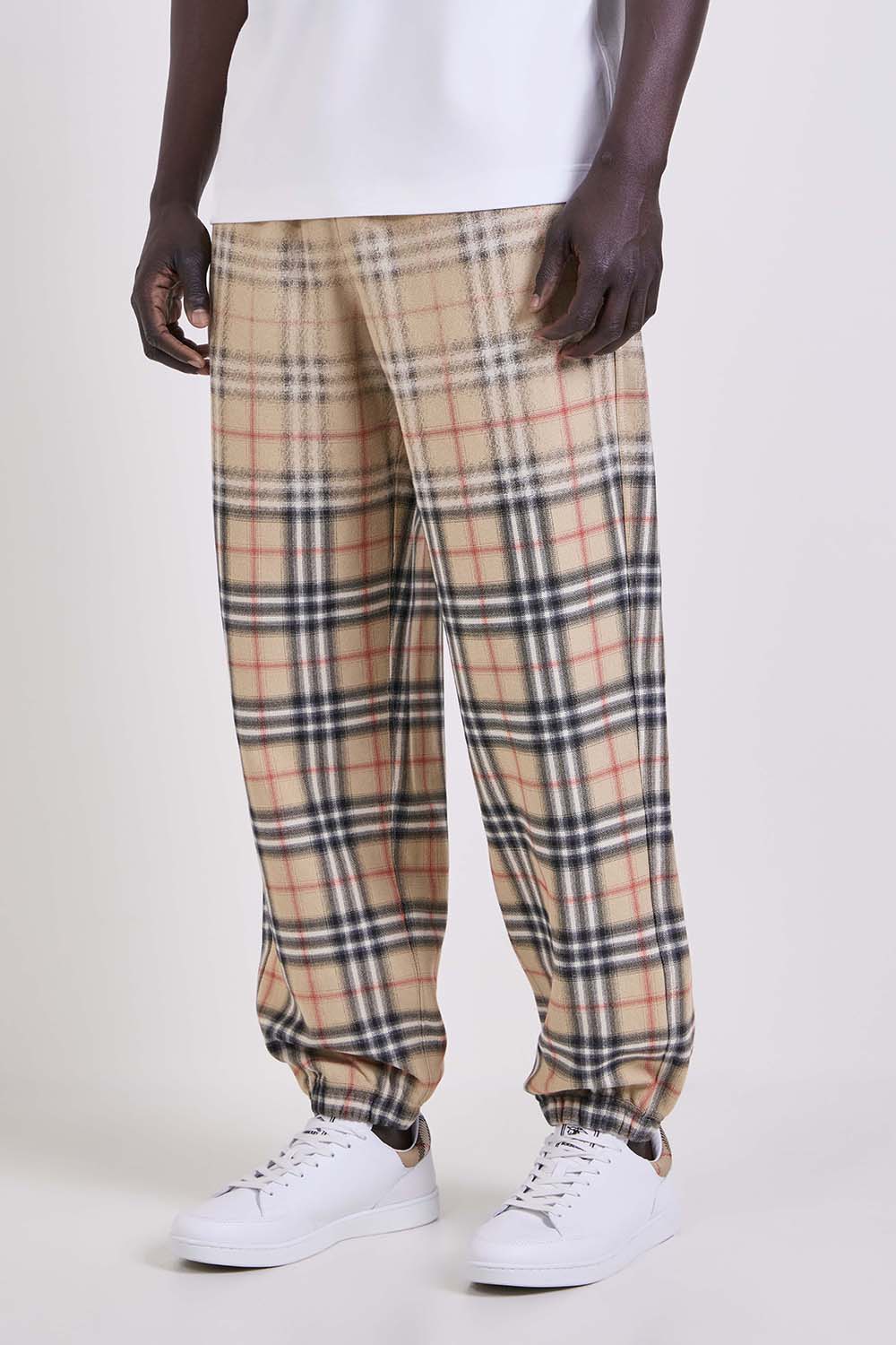 תמונת דוגמן קידמית של מכנסי ג'וגר בגזרה רחבה