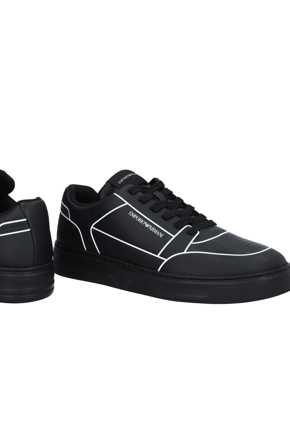 תמונת תקריב של נעלי סניקרס