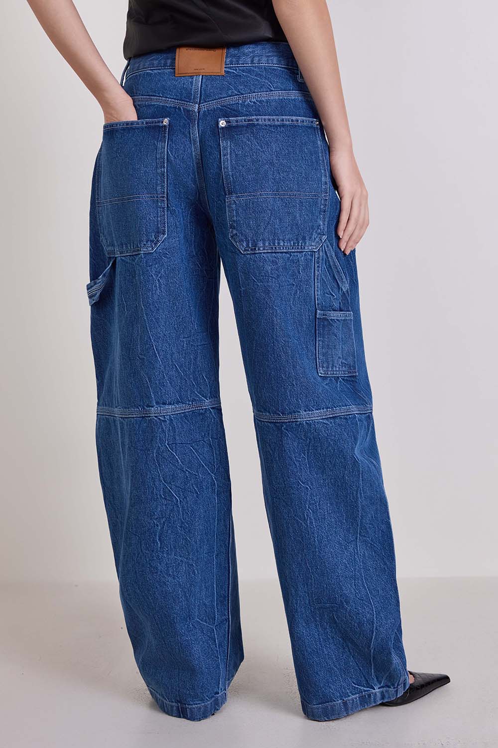 תמונת דוגמן אחורית של מכנסי ג'ינס בגזרת אוברסייז