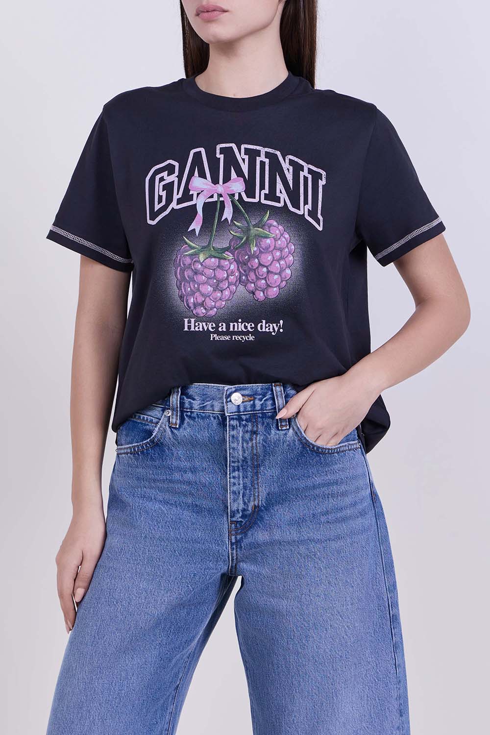 תמונת דוגמן קידמית של חולצת טי בגזרה ישרה