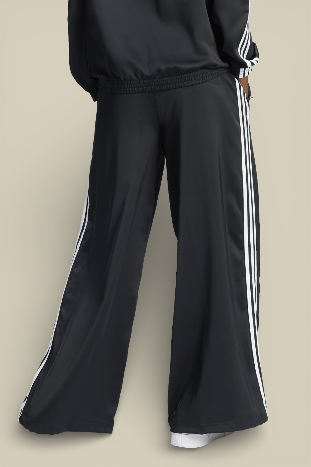 תמונת דוגמן אחורית של מכנסי ג'וגר