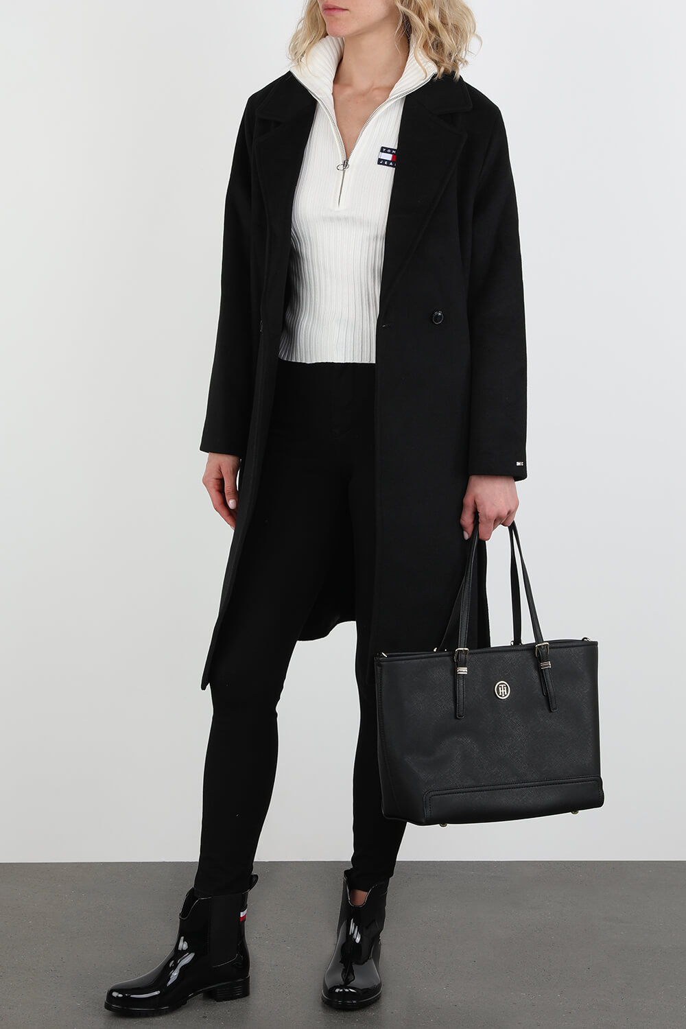 תמונת דוגמן קידמית של תיק נשיאה שחור עם אלמנטים מטאליים