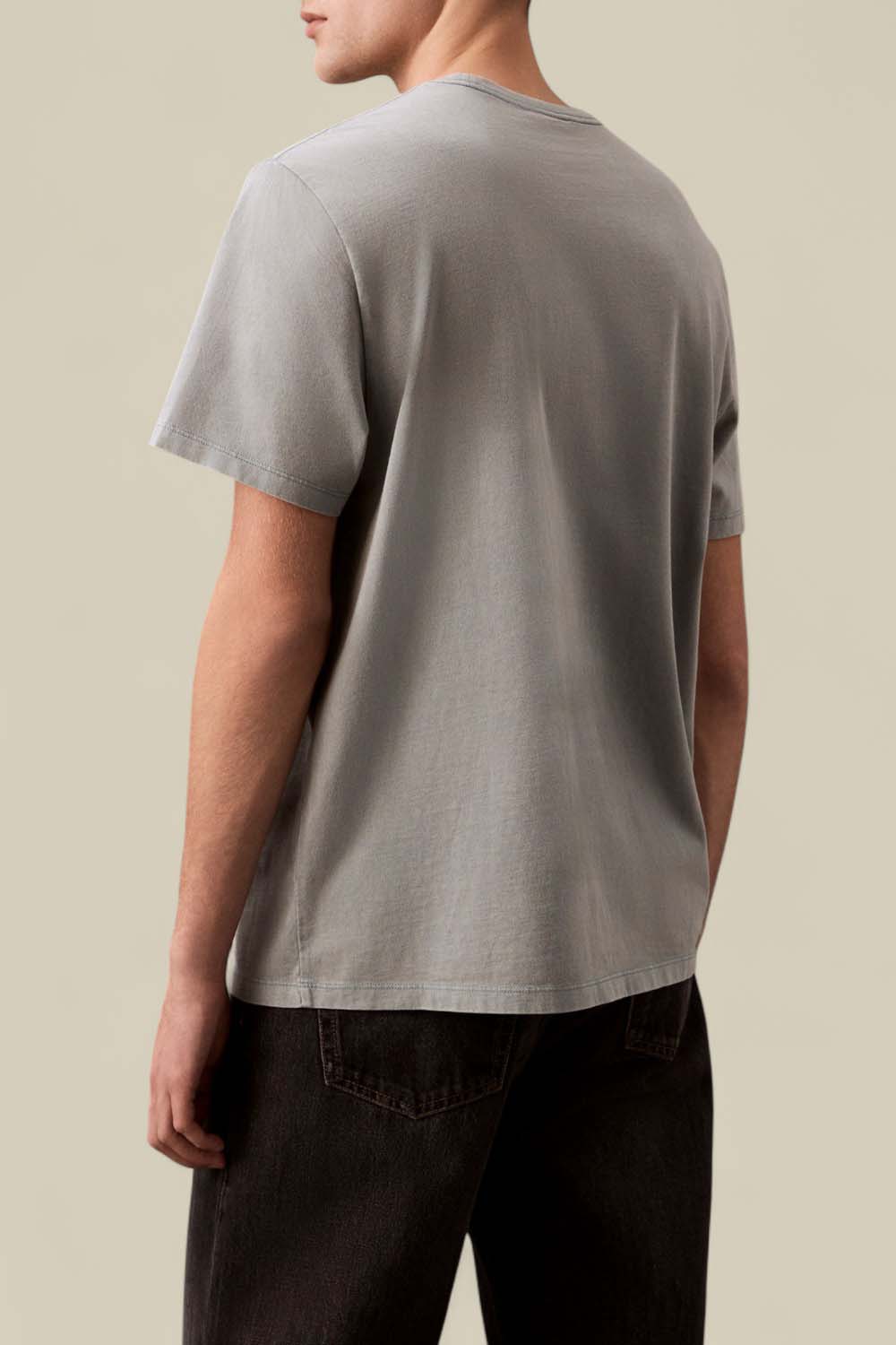 תמונת דוגמן אחורית של חולצת טי