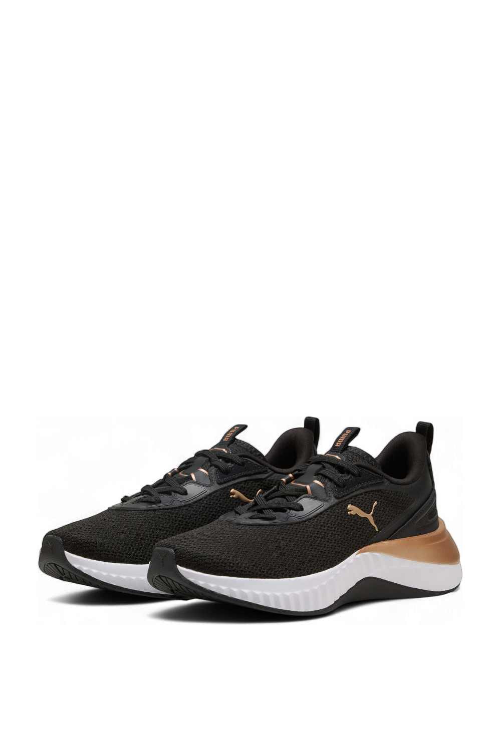 תמונת פנים של נעלי סניקרס