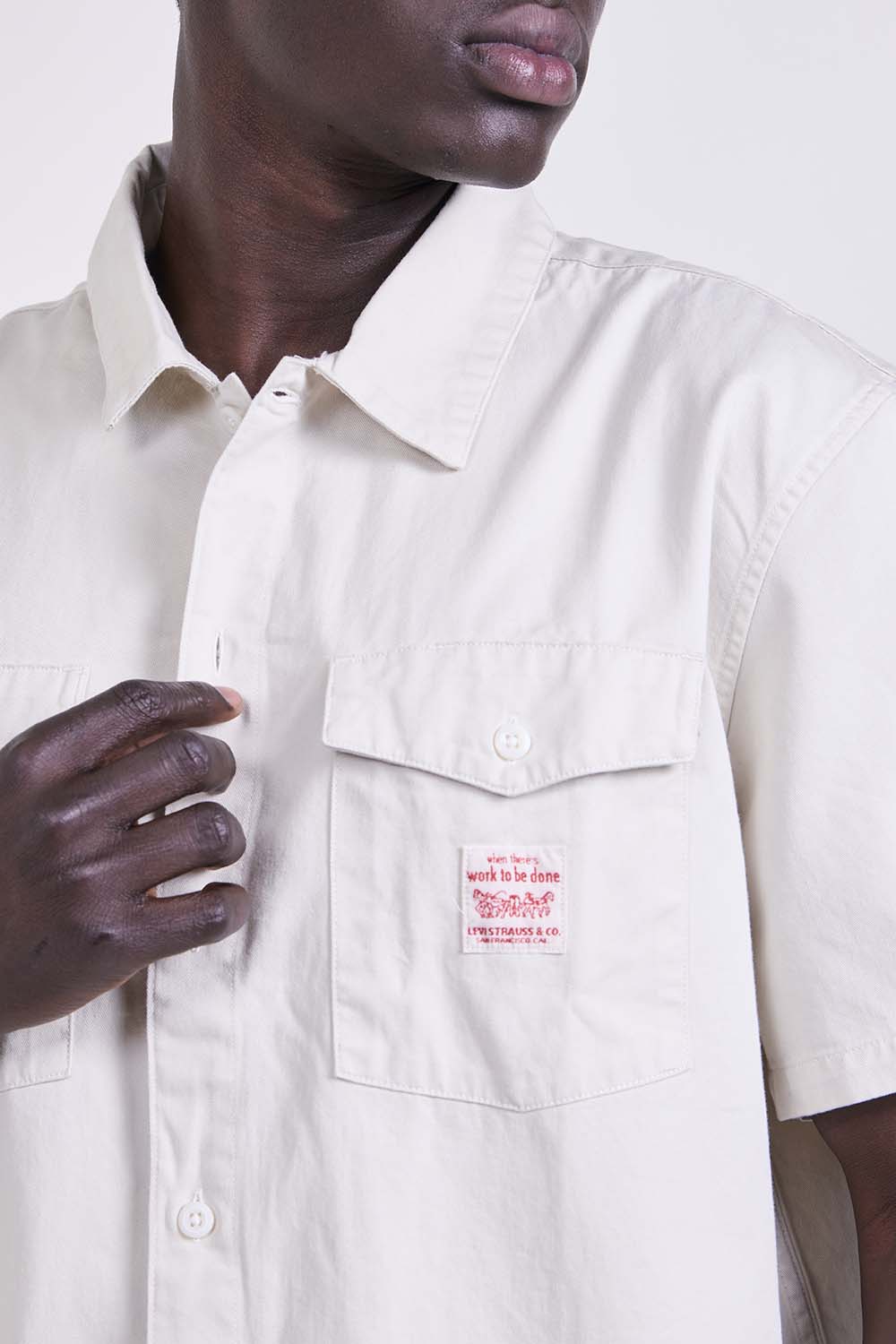 תמונת תקריב דוגמן של חולצה מכופתרת בגזרה משוחררת