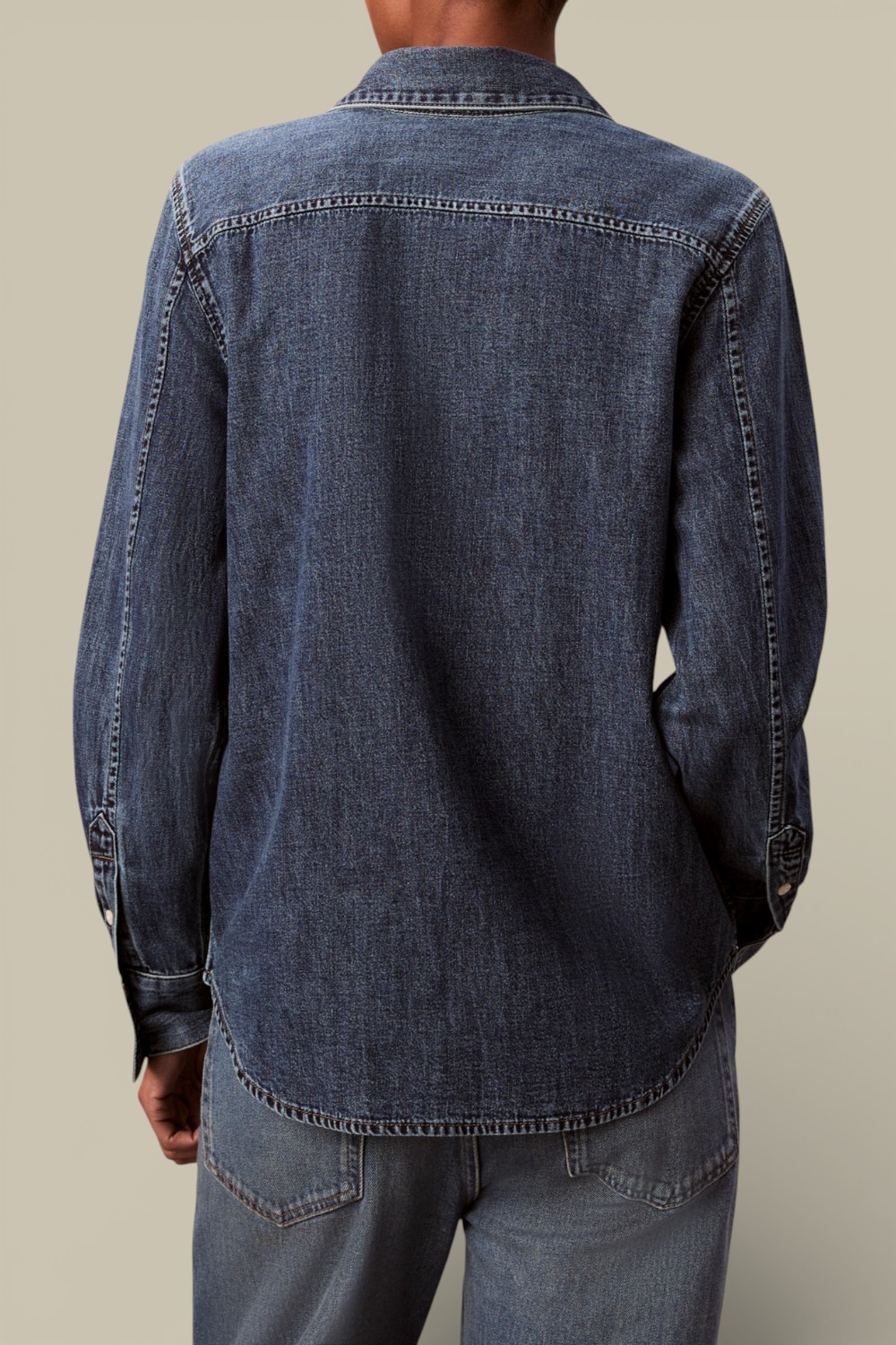 תמונת דוגמן אחורית של חולצת ג'ינס מכופתרת