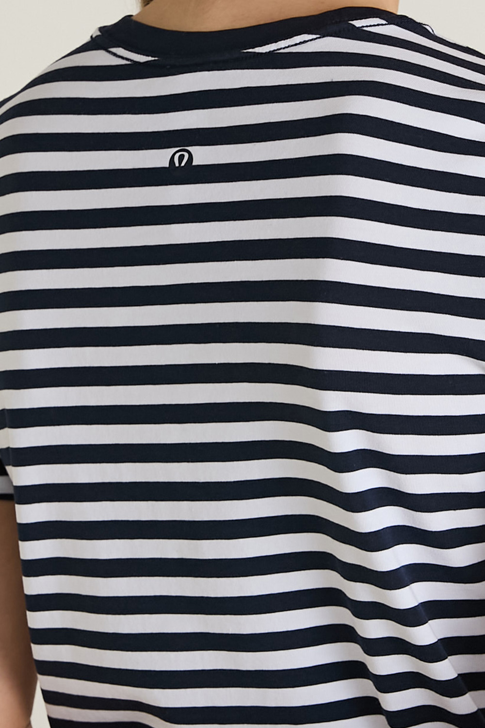 תמונת תקריב דוגמן של Love Crew Short Sleeve T-Shirt