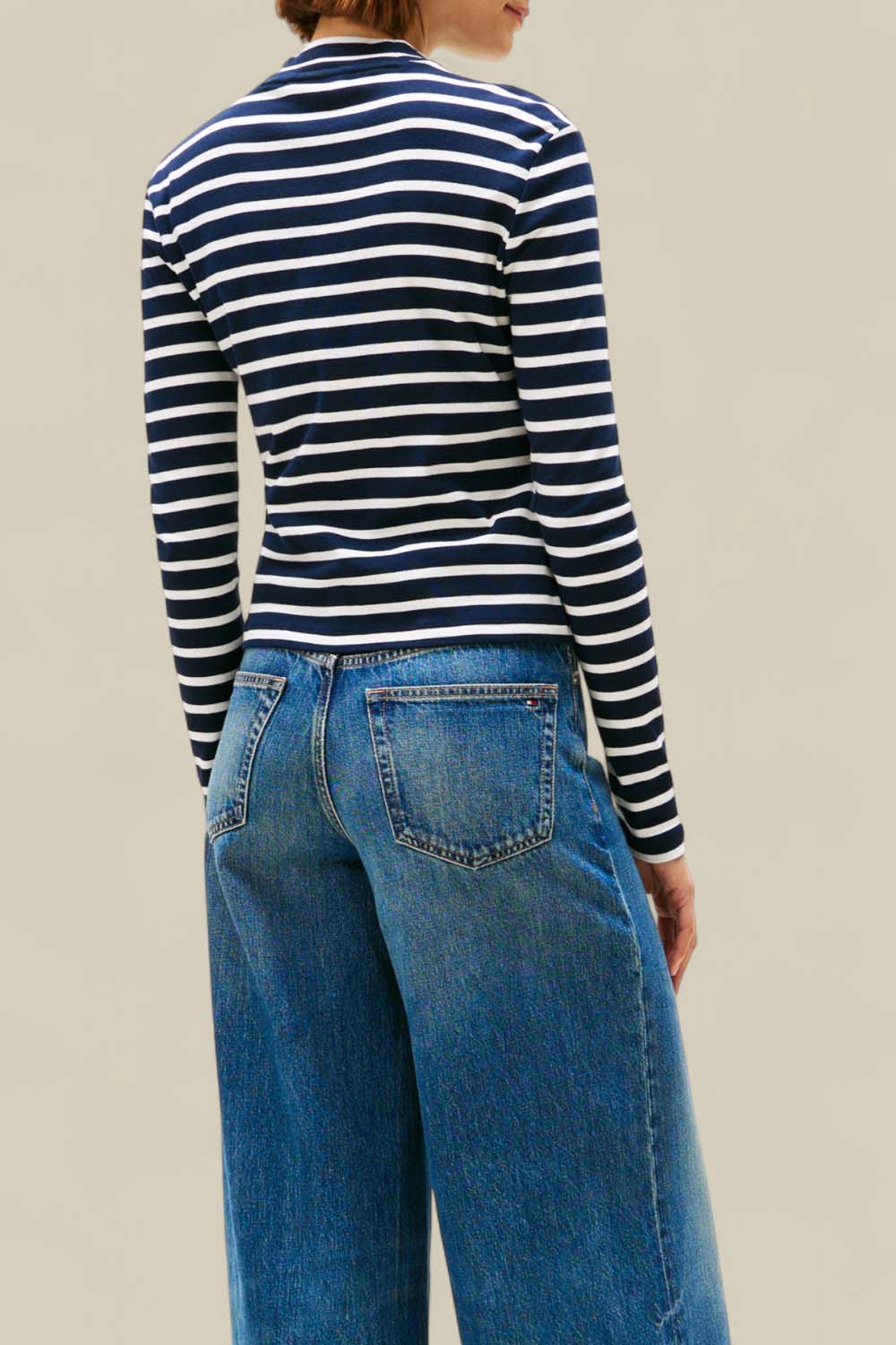 תמונת דוגמן אחורית של חולצת פסים ארוכה