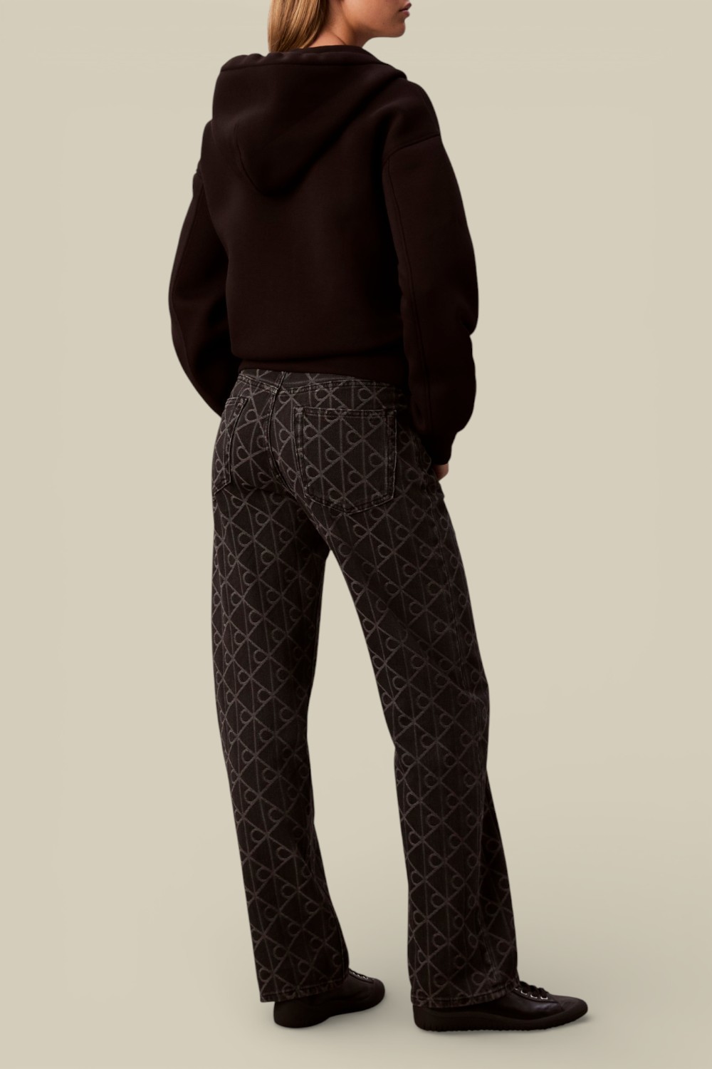 תמונת דוגמן אחורית של מכנסי ג'ינס בגזרה ישרה