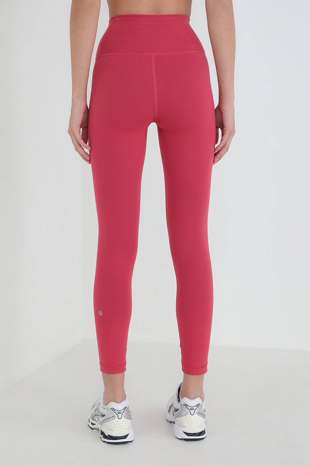 תמונת דוגמן אחורית של Wunder Train Contour Fit High-Rise Crop 23