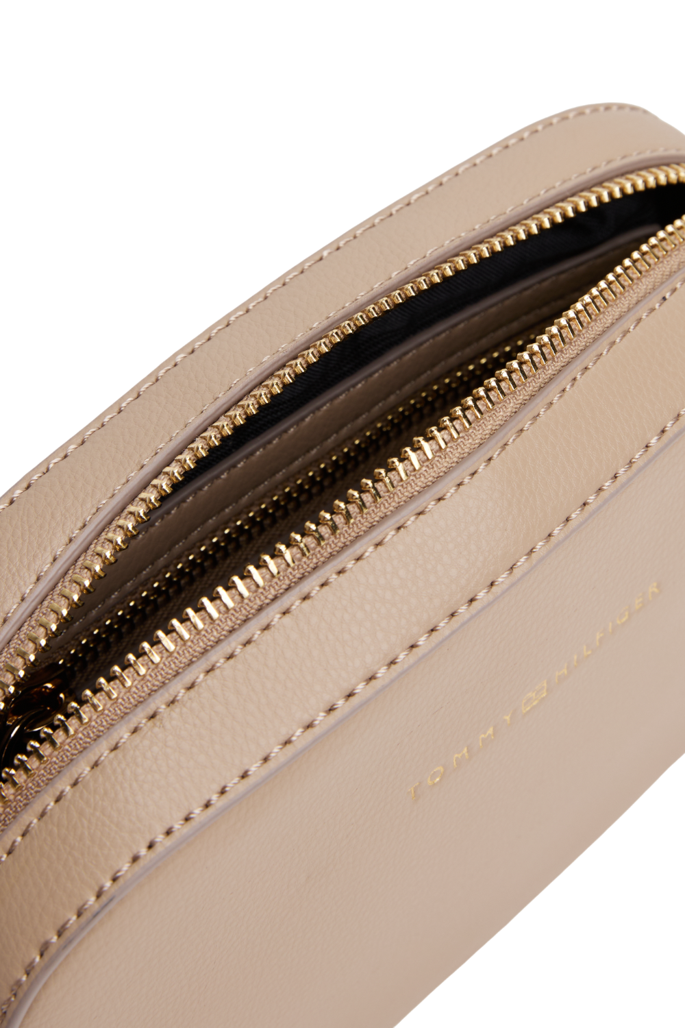 תמונת תקריב של תיק צד קרוסבודי