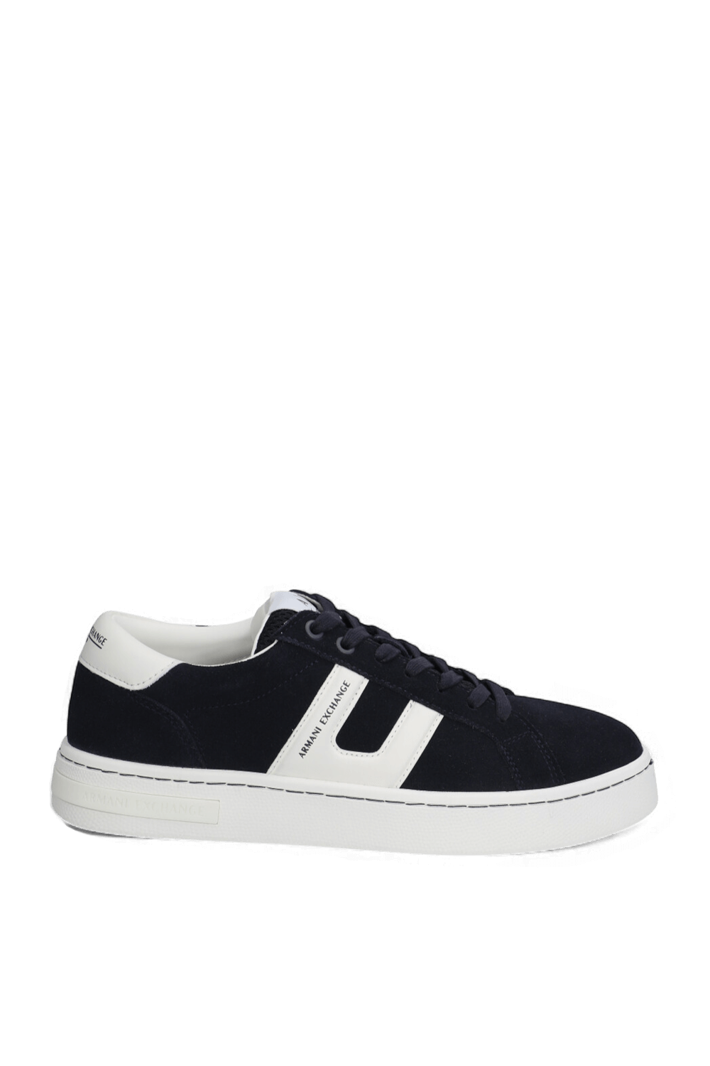 תמונה קידמית של נעלי סניקרס