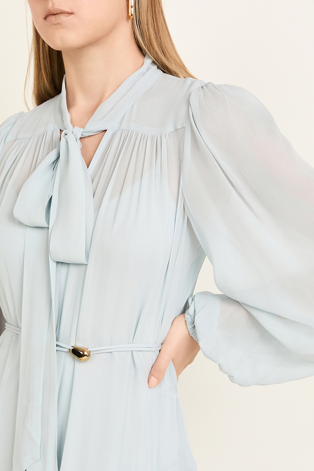 תמונת תקריב דוגמן של שמלת מידי עדן