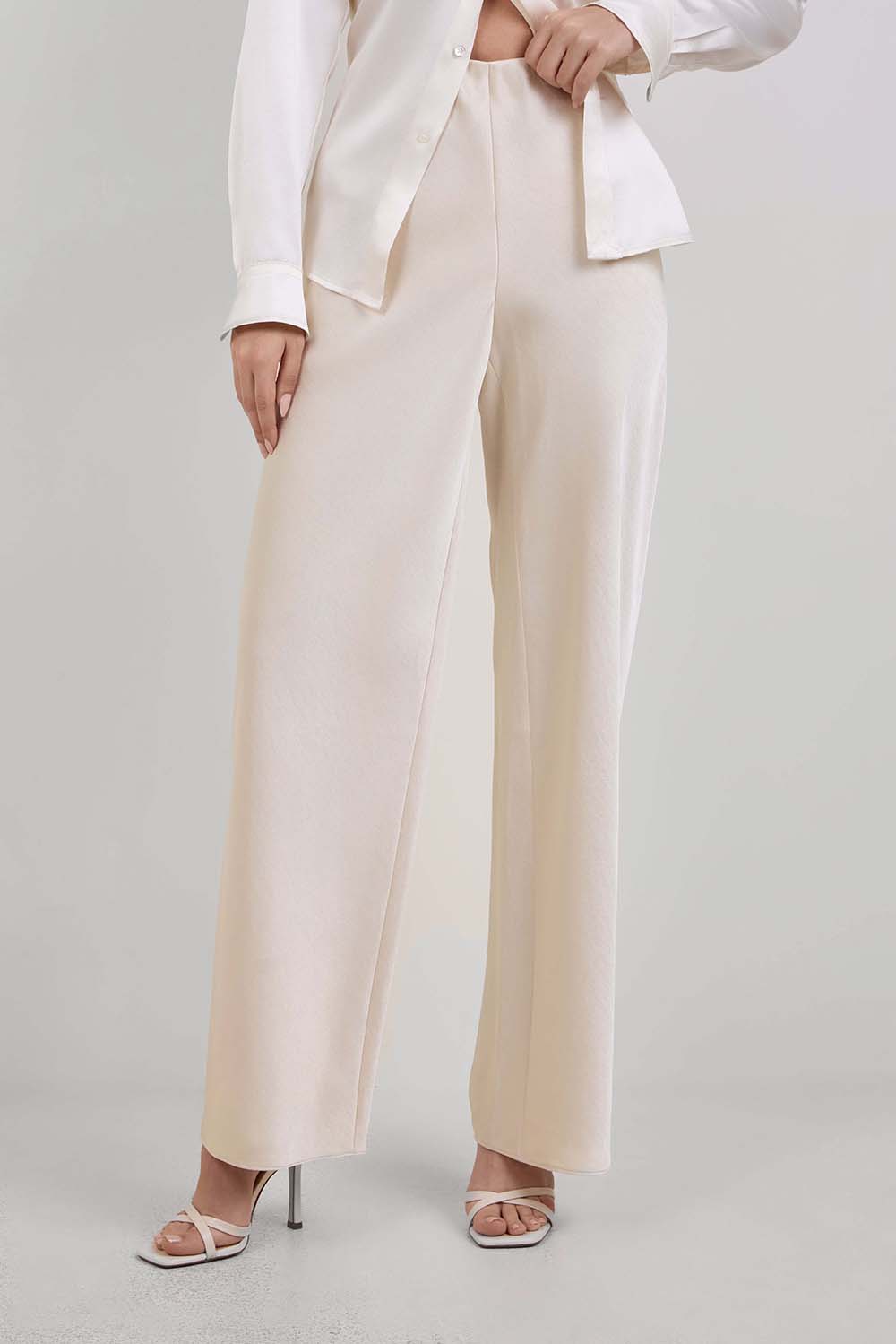 תמונת דוגמן קידמית של מכנסי סאטן בגזרה גבוהה