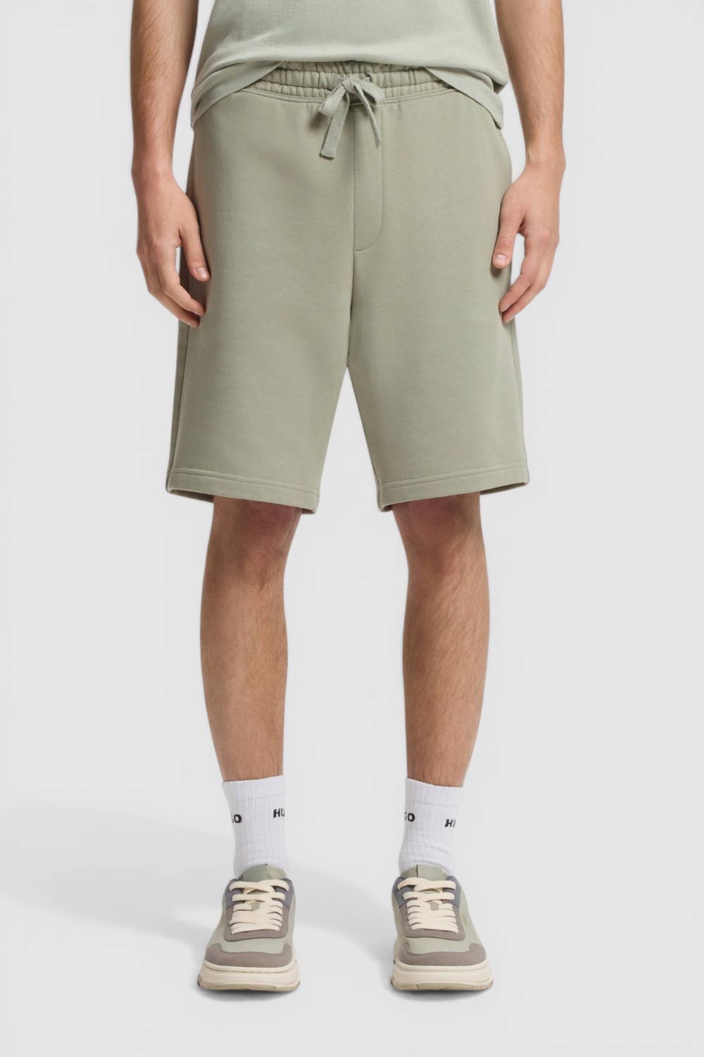 תמונת דוגמן קידמית של מכנסי ג'וגר קצרים