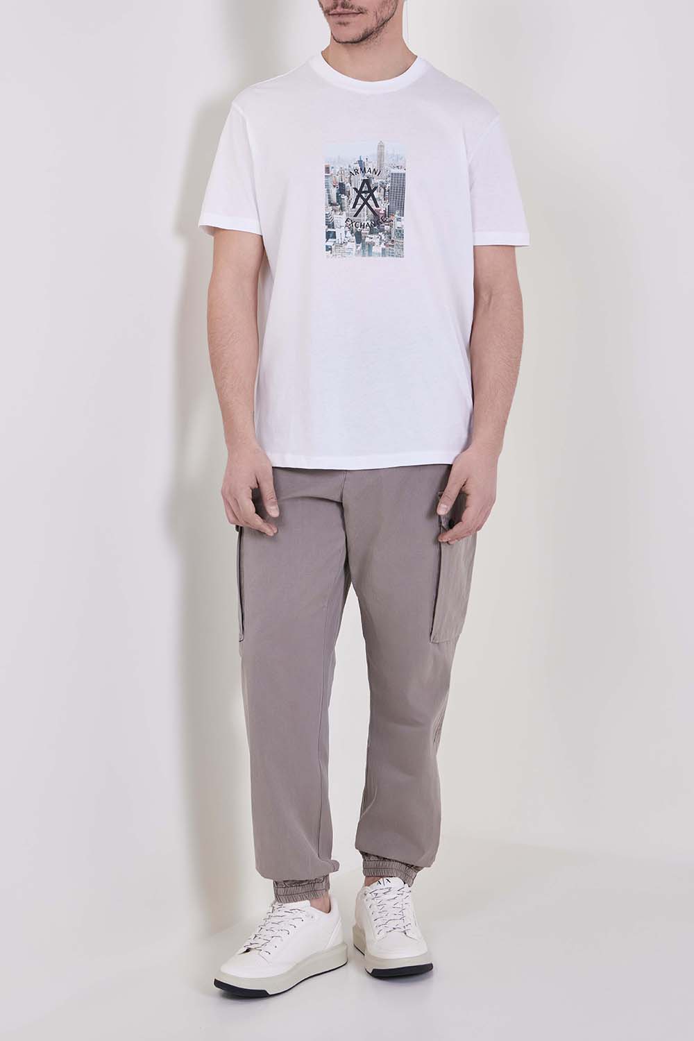 תמונת דוגמן קידמית של נעלי סניקרס