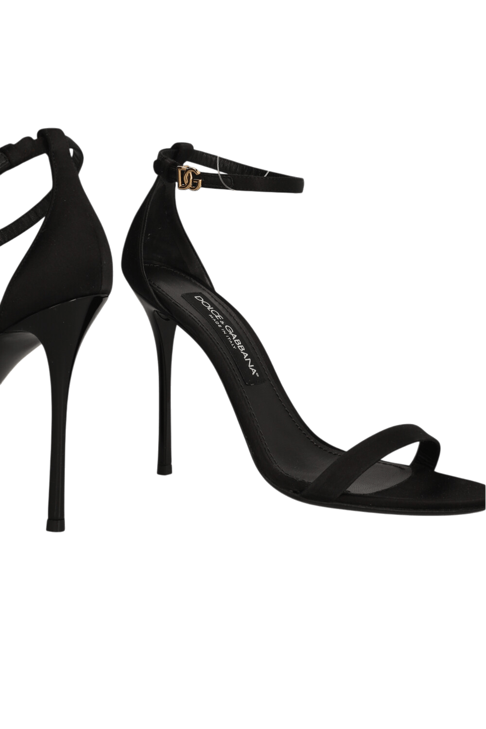 תמונת תקריב של סנדלי עקב