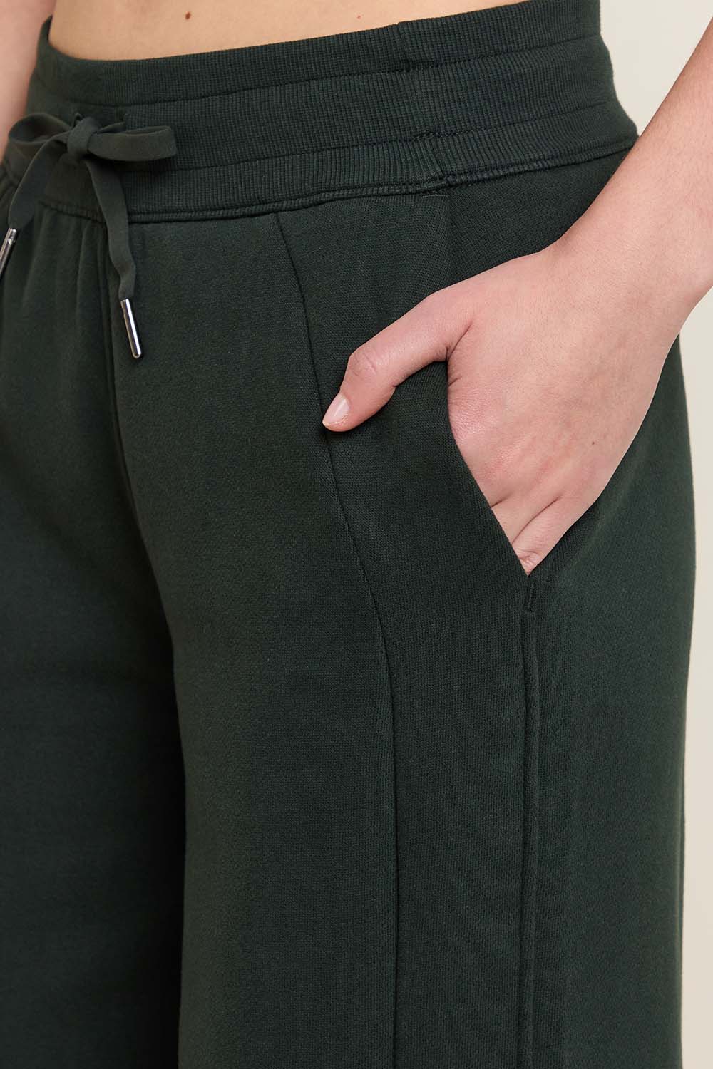 תמונת תקריב דוגמן של lululemon Align&trade; High-Rise Crop 23