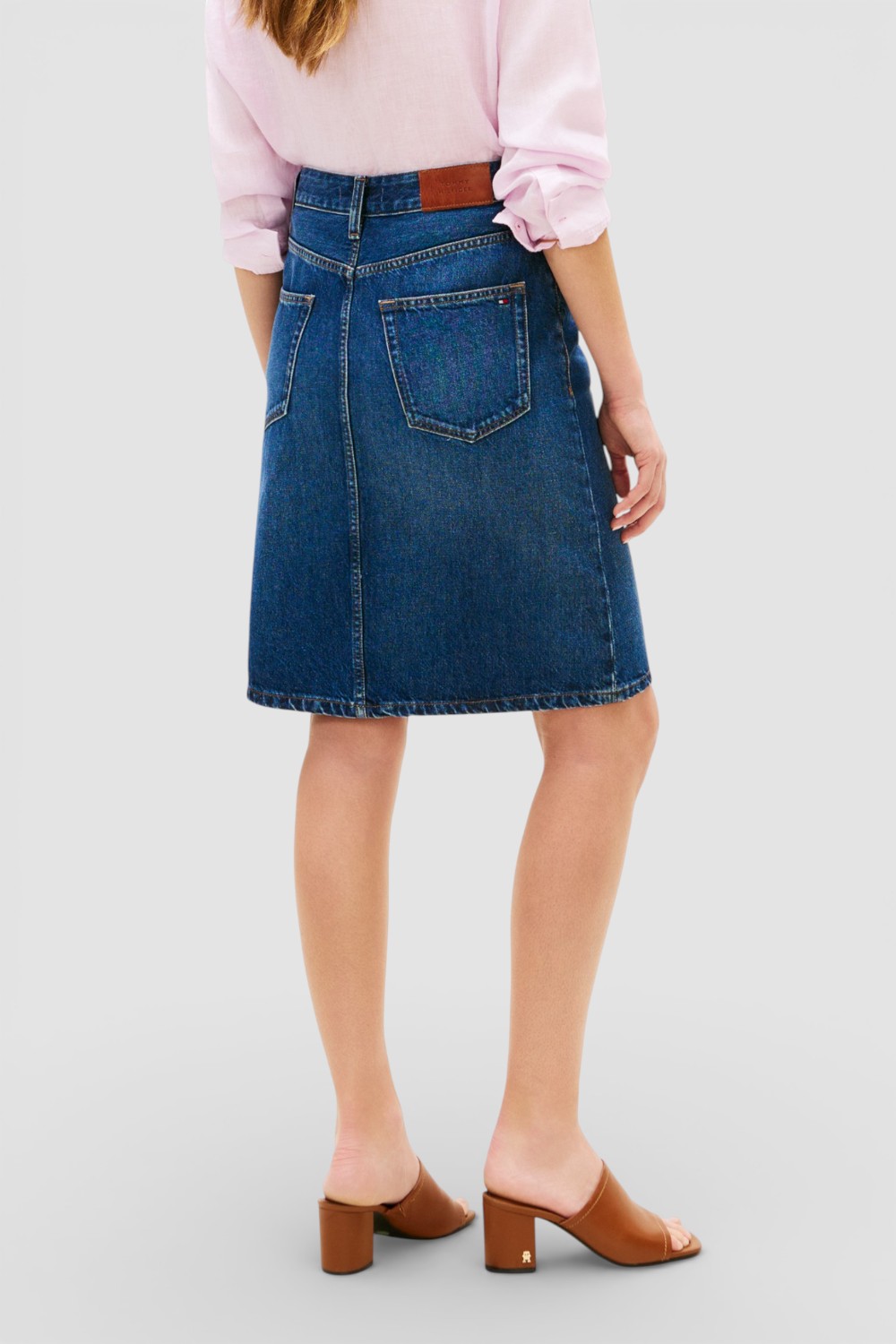 תמונת דוגמן אחורית של חצאית ג'ינס מידי