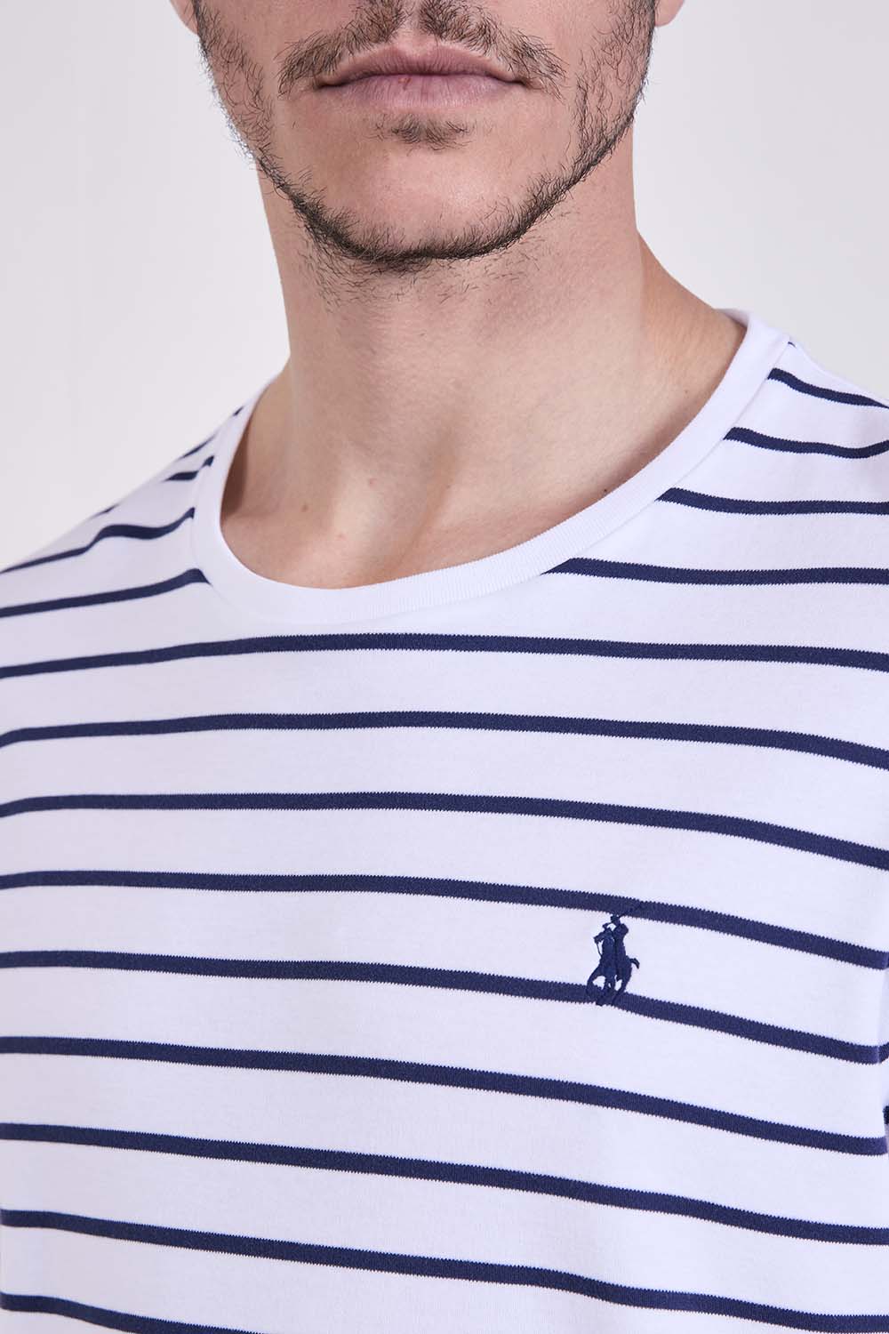 תמונת תקריב דוגמן של חולצת טי