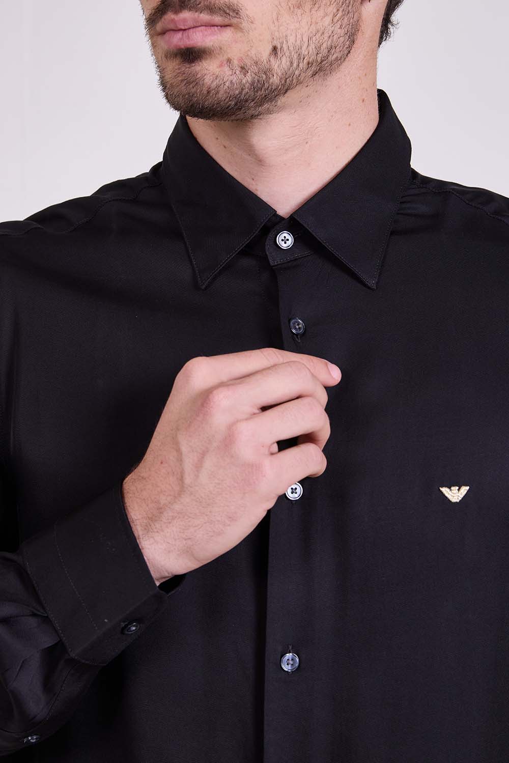 תמונת תקריב דוגמן של חולצה מכופתרת