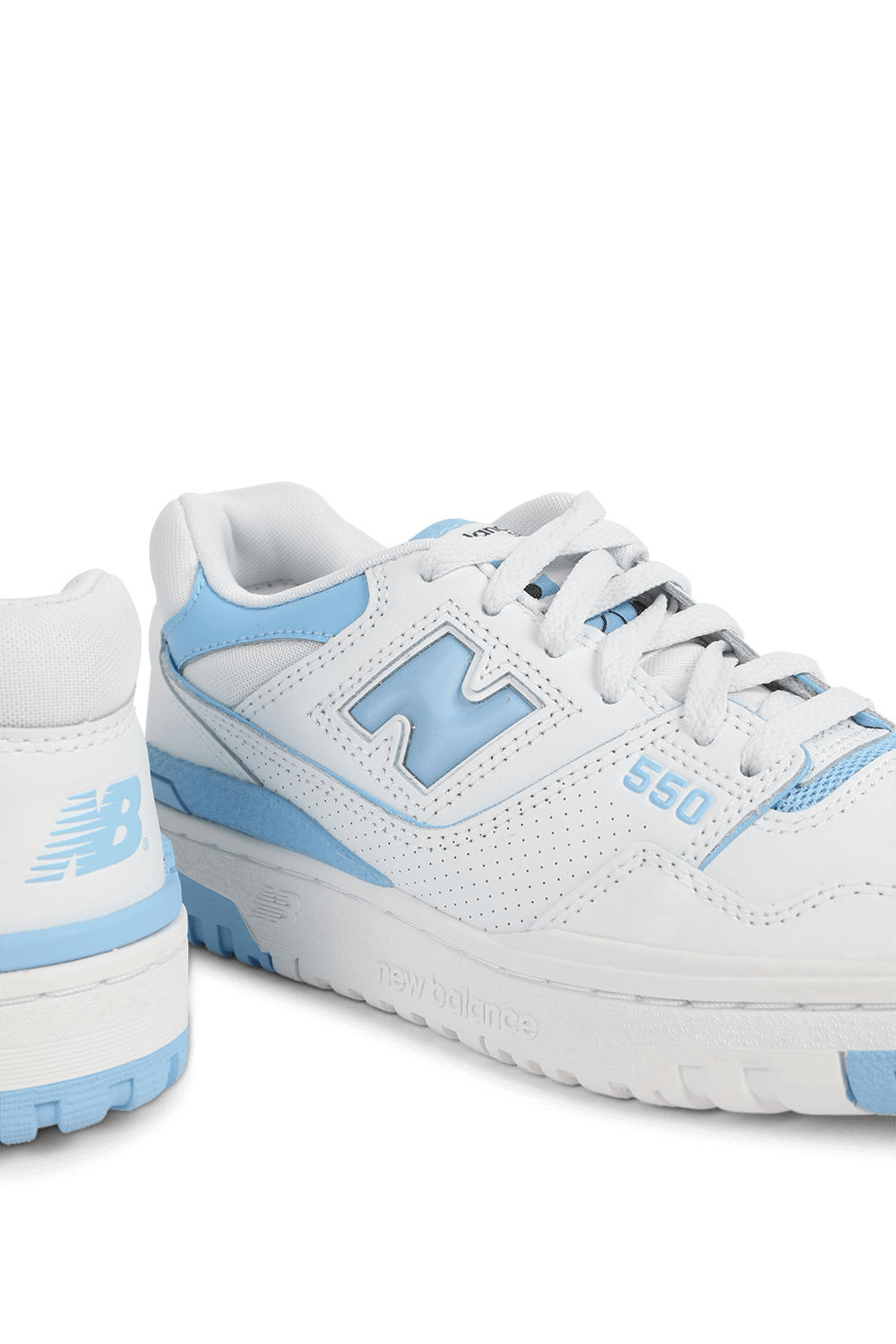 תמונת תקריב של נעלי סניקרס 550