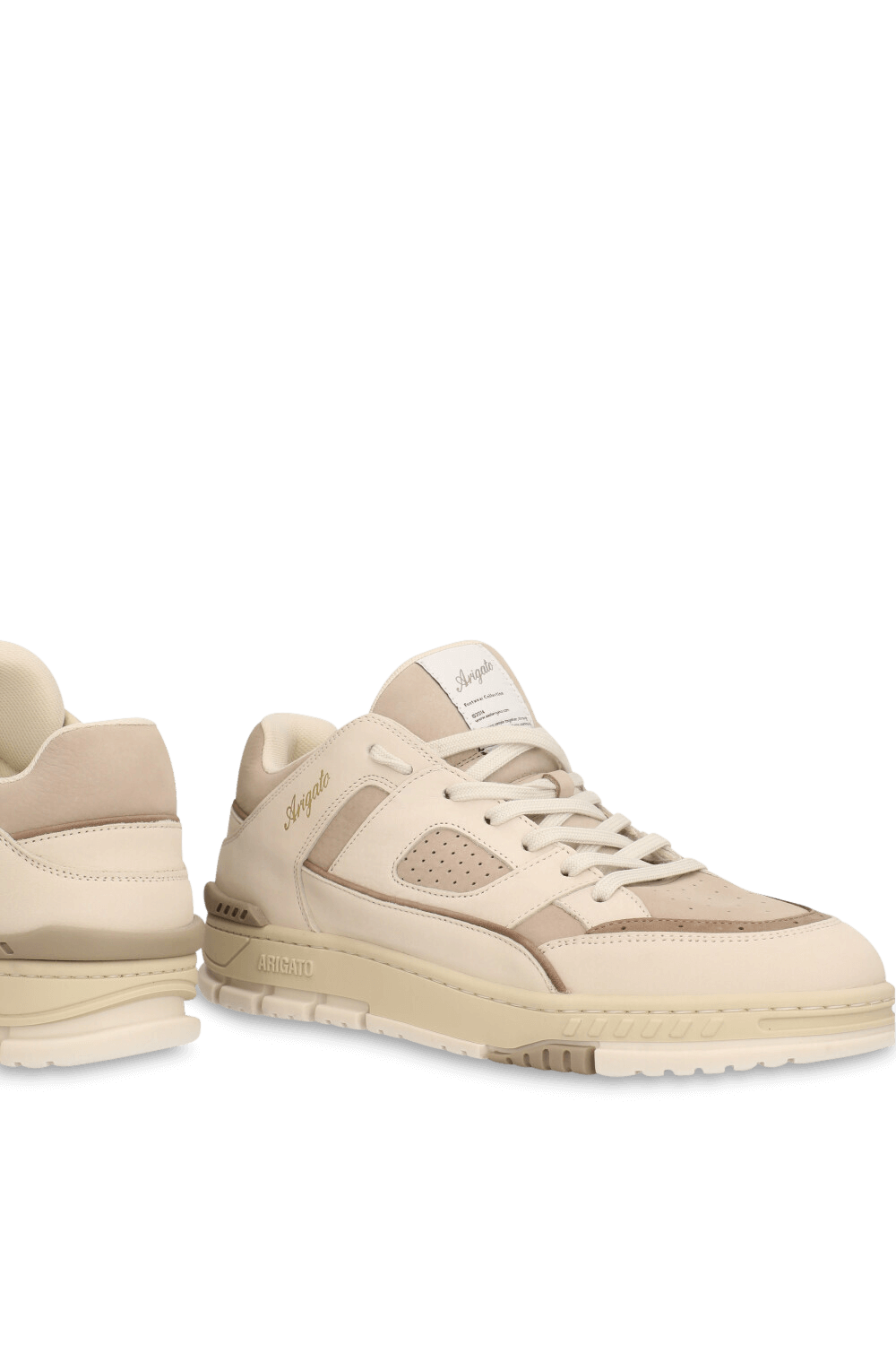 תמונת תקריב של נעלי סניקרס ארייה לו