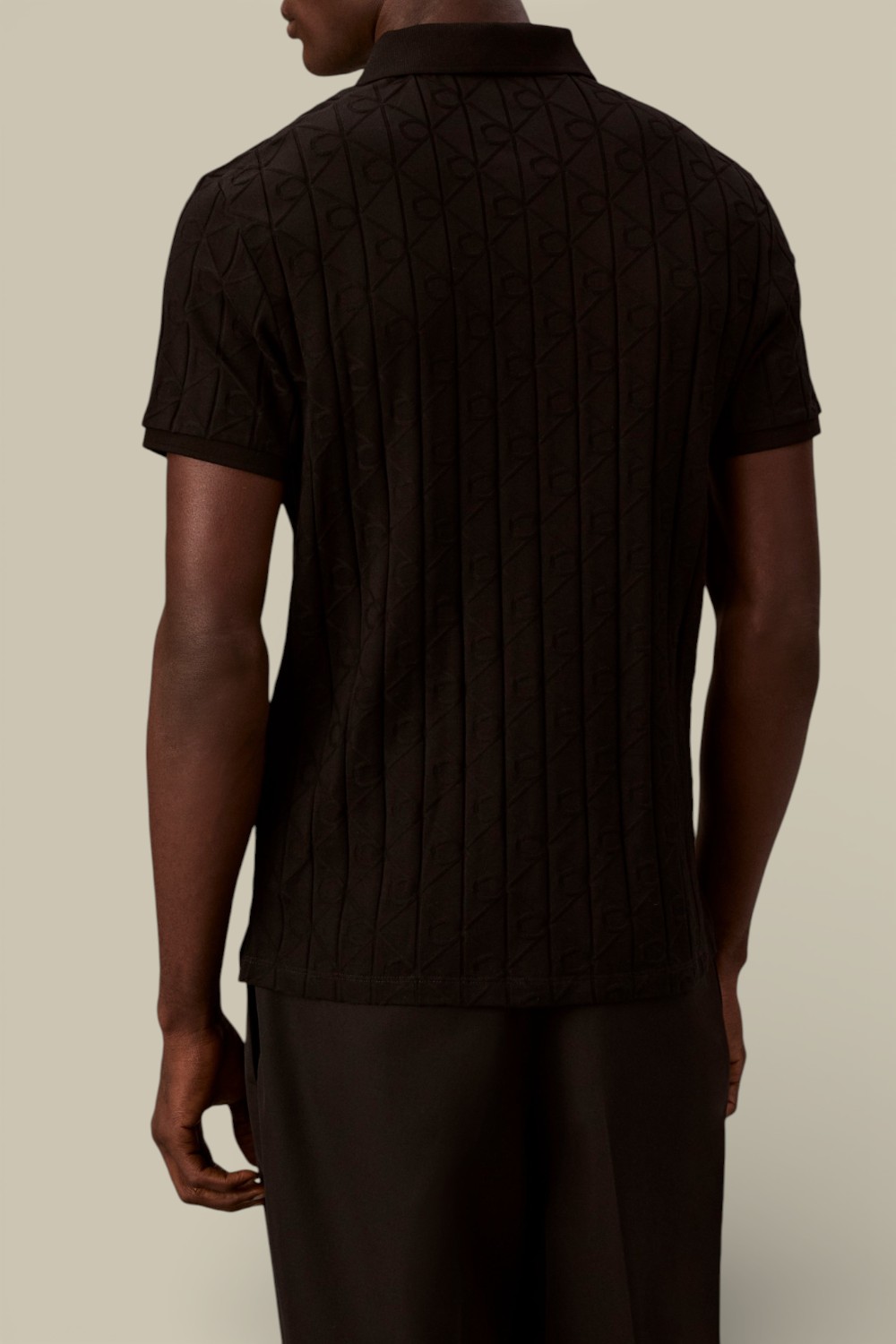 תמונת דוגמן אחורית של חולצת פולו