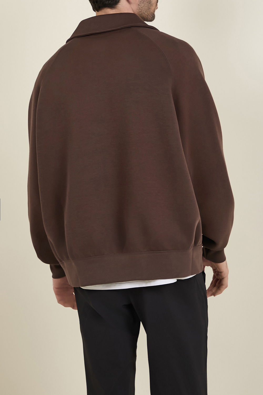 תמונת דוגמן אחורית של סווטשירט