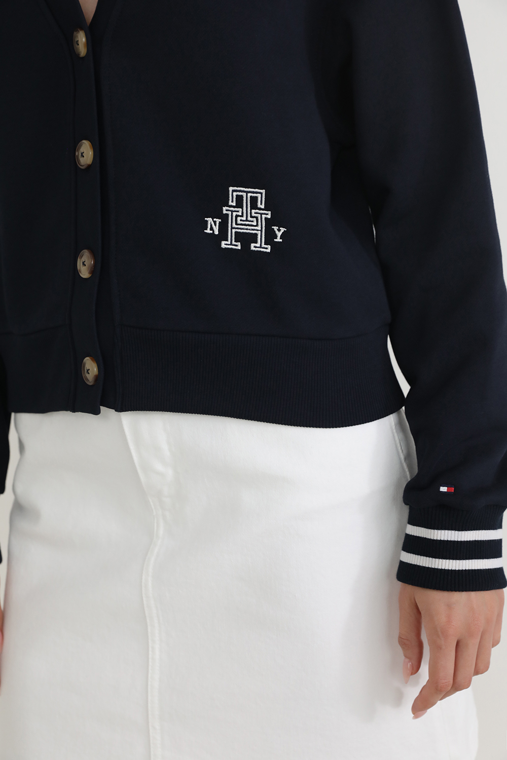 תמונת תקריב דוגמן של קרדיגן עם כפתורים